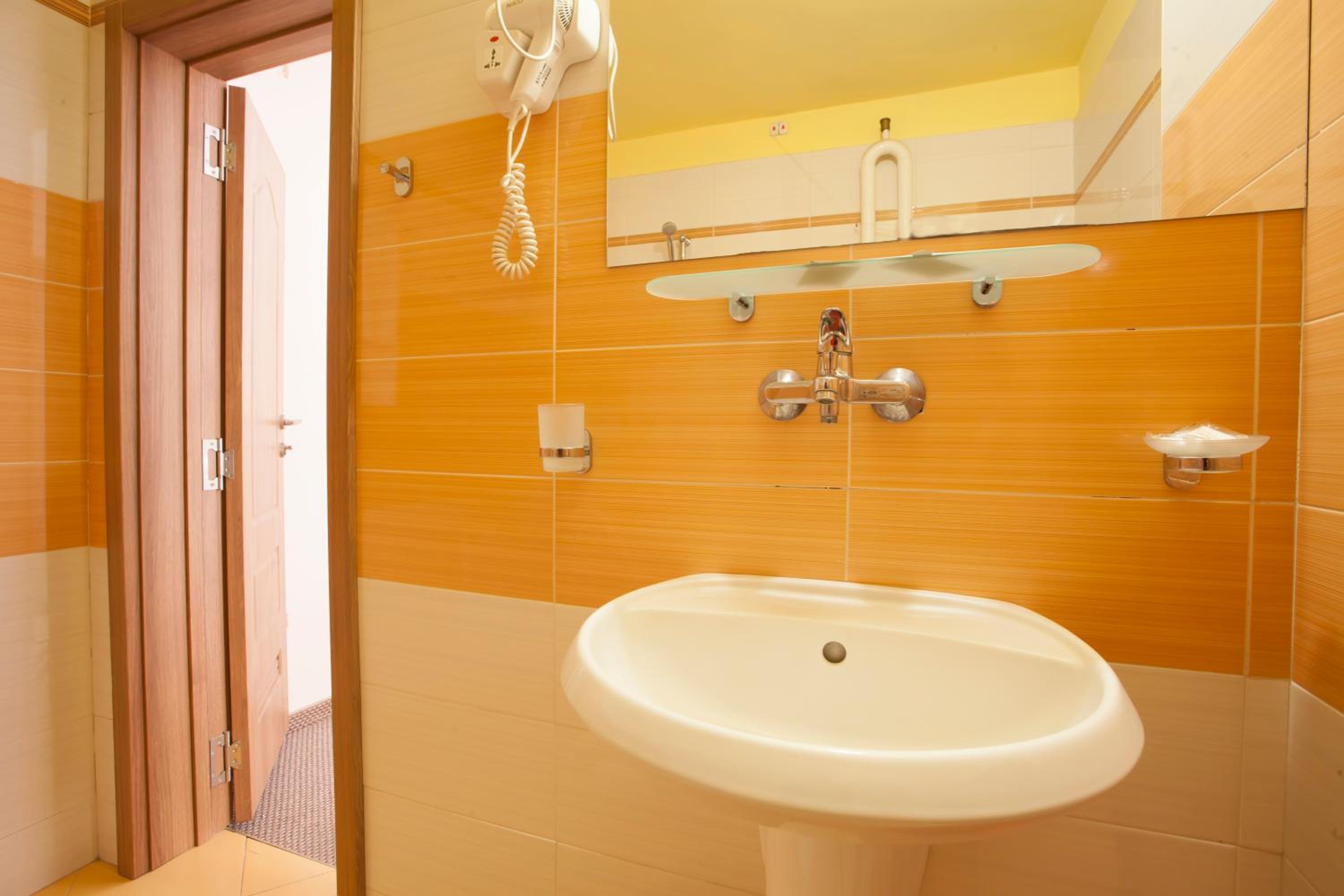 Twin Room (2 Adults + 1 Child) - Photo 4