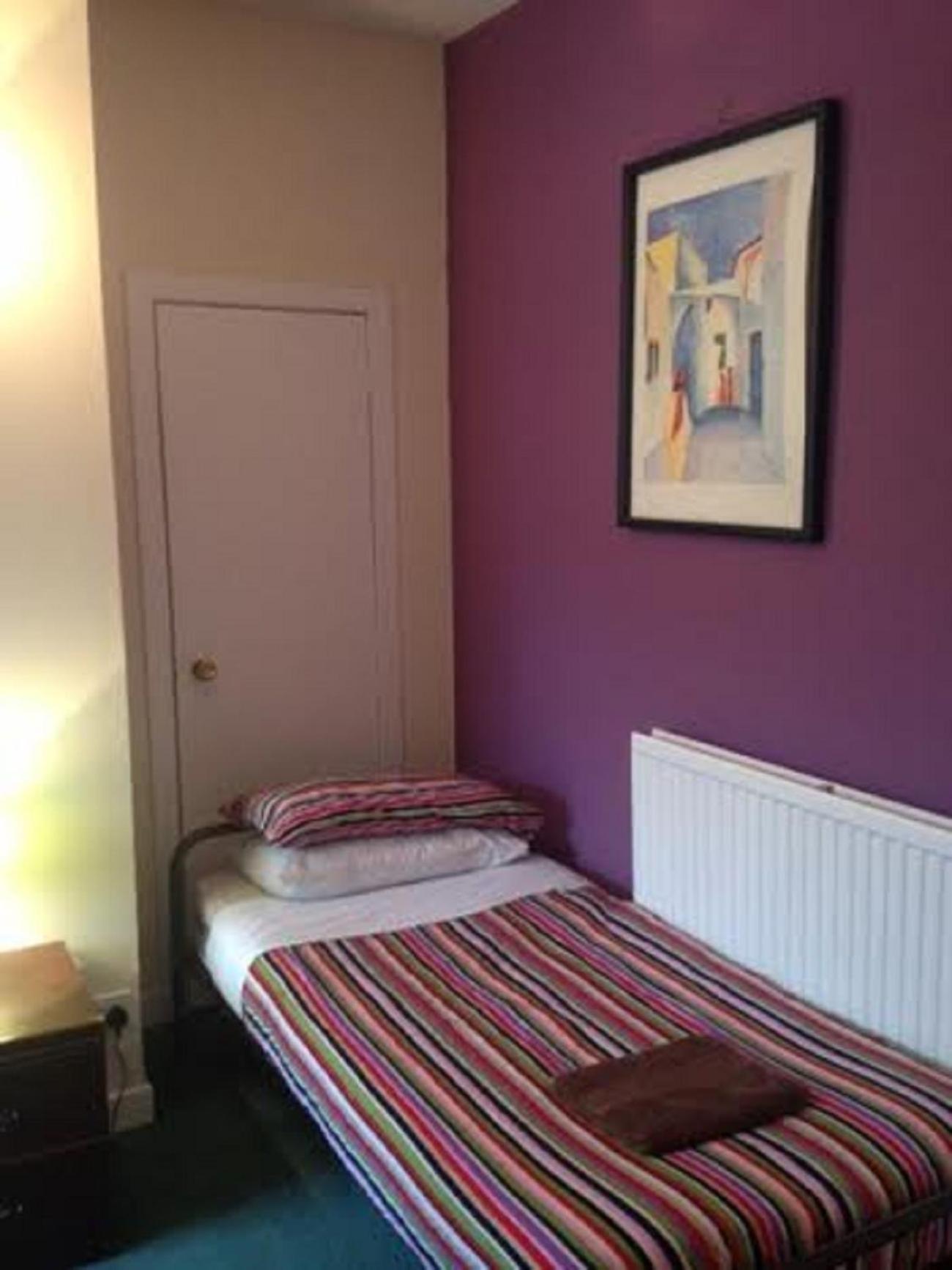 Budget Family Room - Photo 2