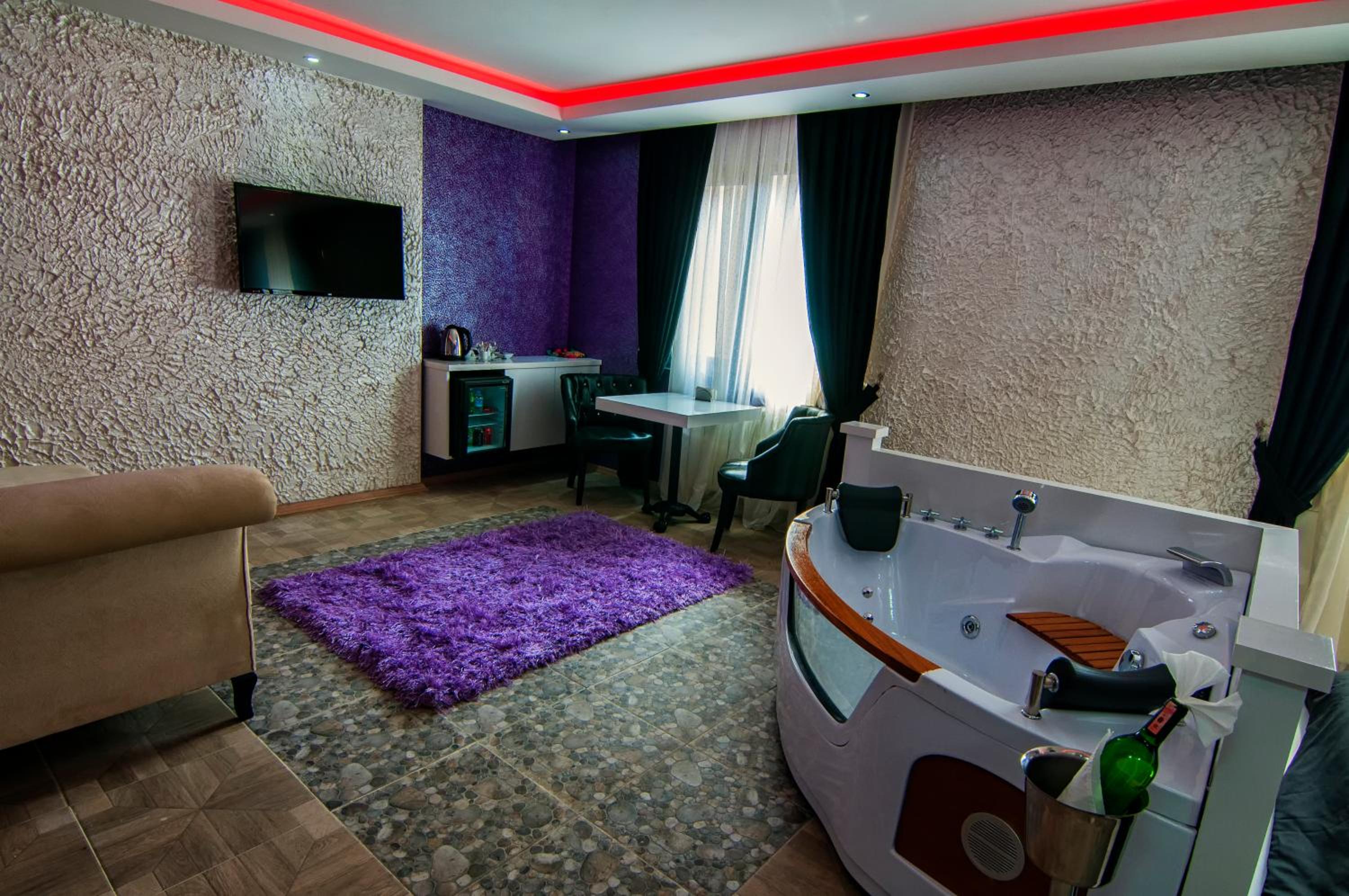 Deluxe Suite with Jacuzzi photo 2