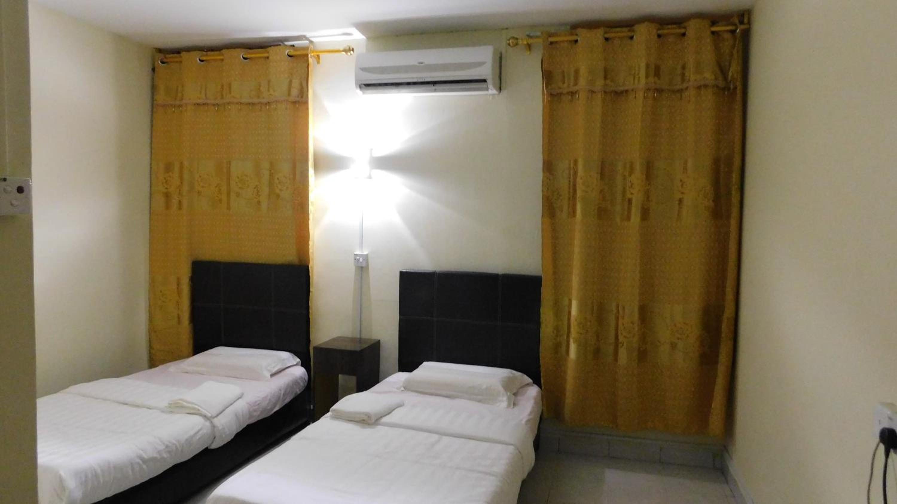 Budget Twin Room - Photo 4