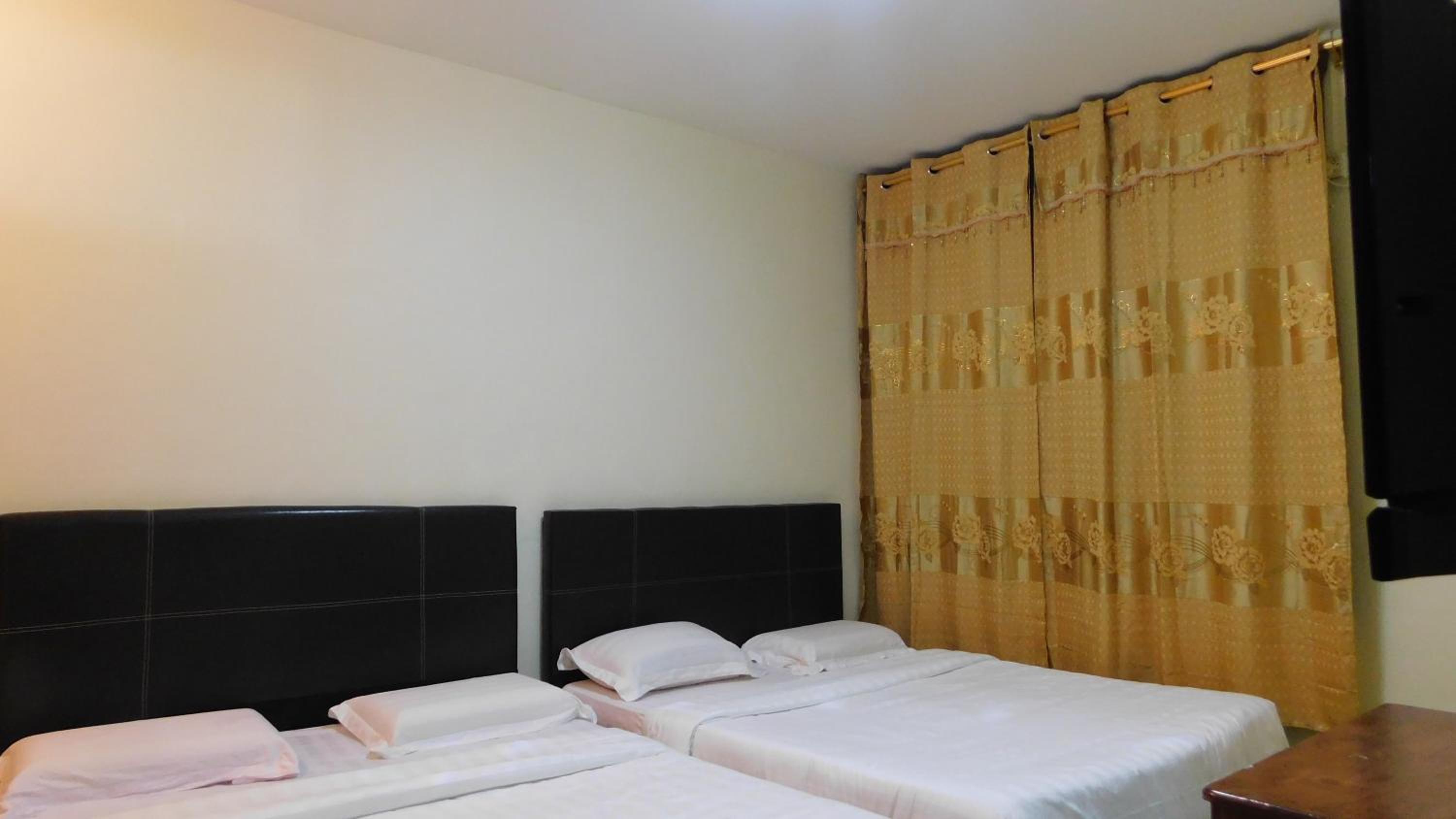 Queen Room with Two Queen Beds - Photo 7