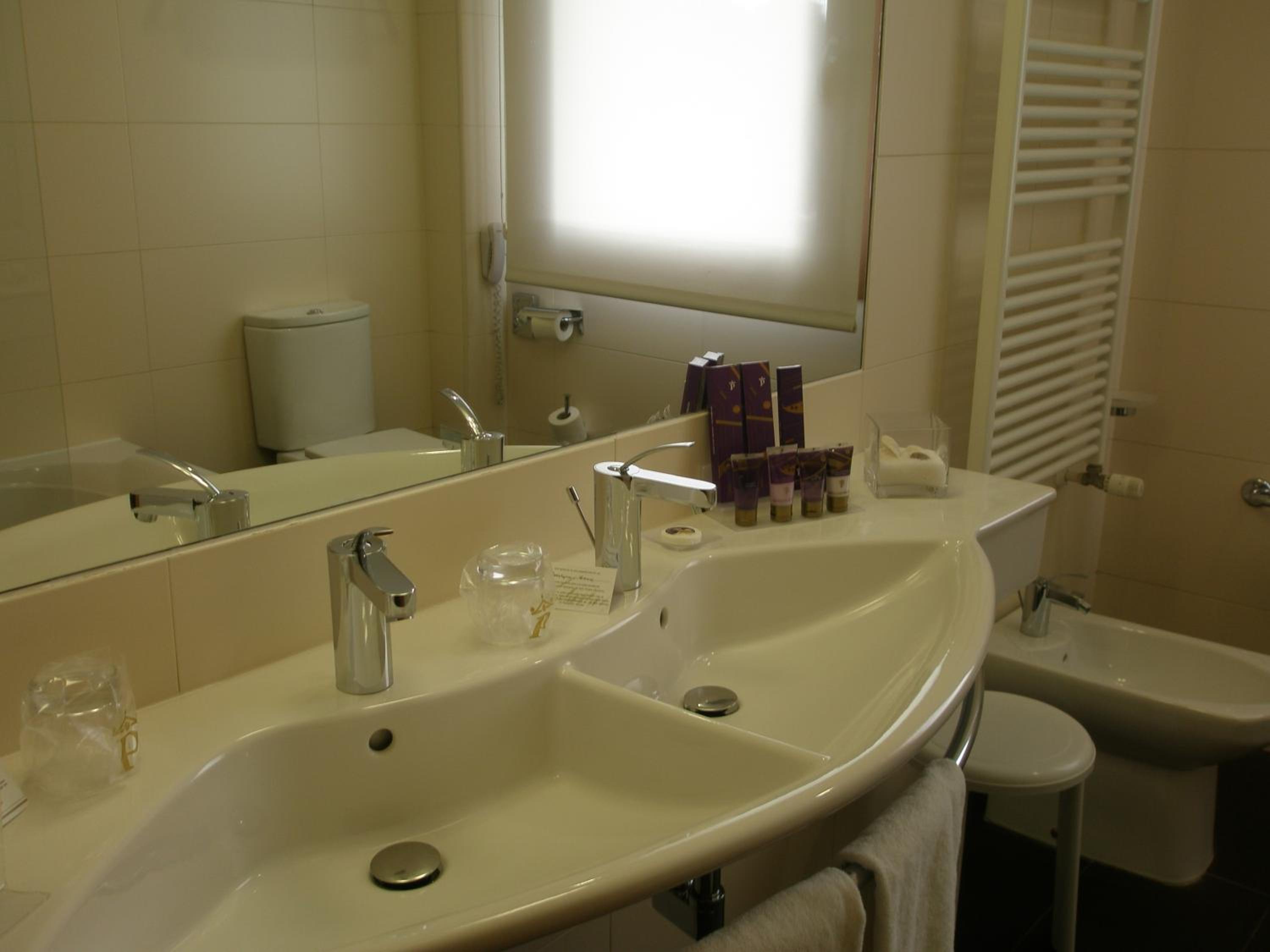 Standard Double Room (2 Adults + 1 Child) - Photo 13