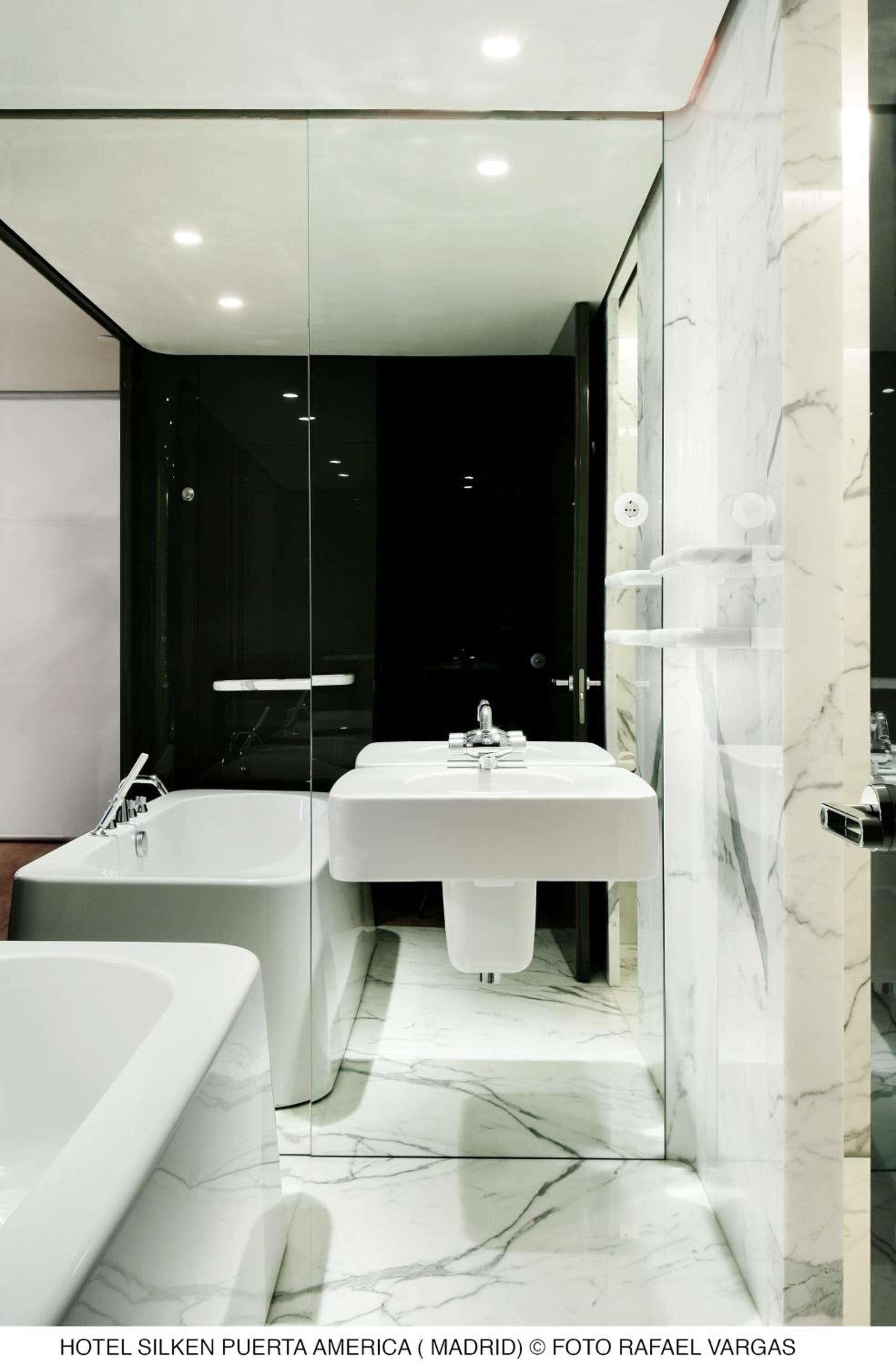 Deluxe Room - Photo 19