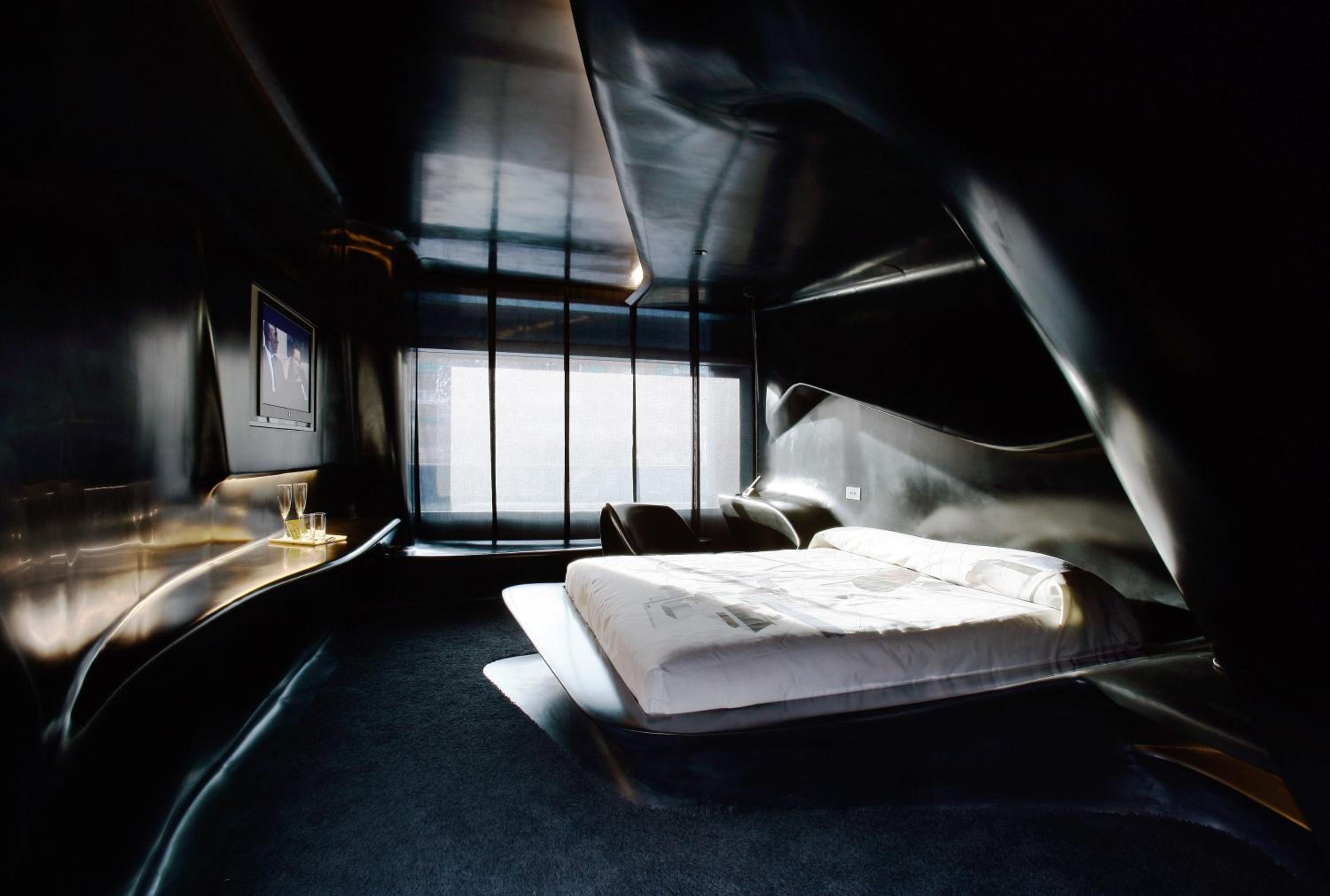 Space Club by Zaha Hadid - Photo 4