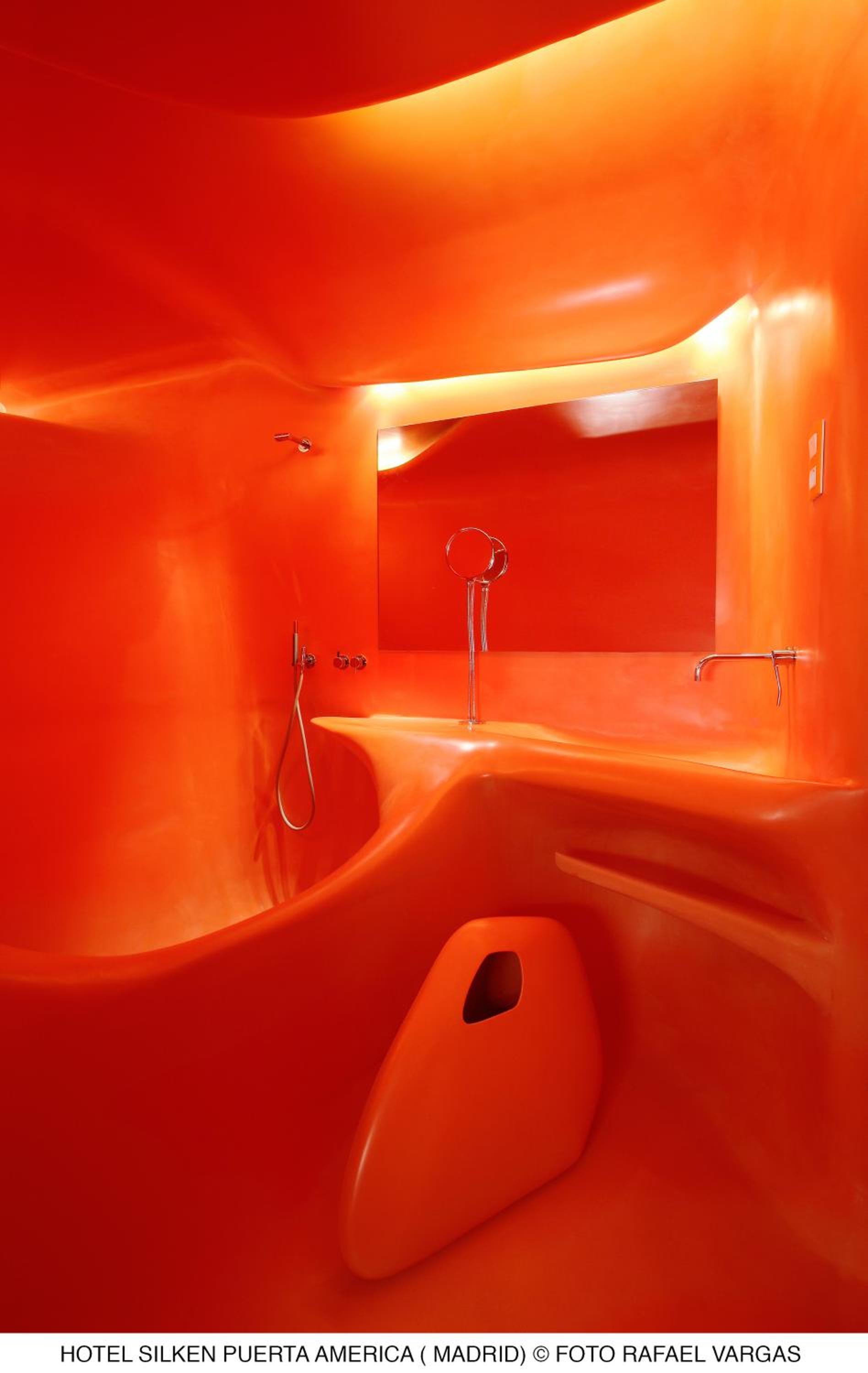 Space Club by Zaha Hadid - Photo 3