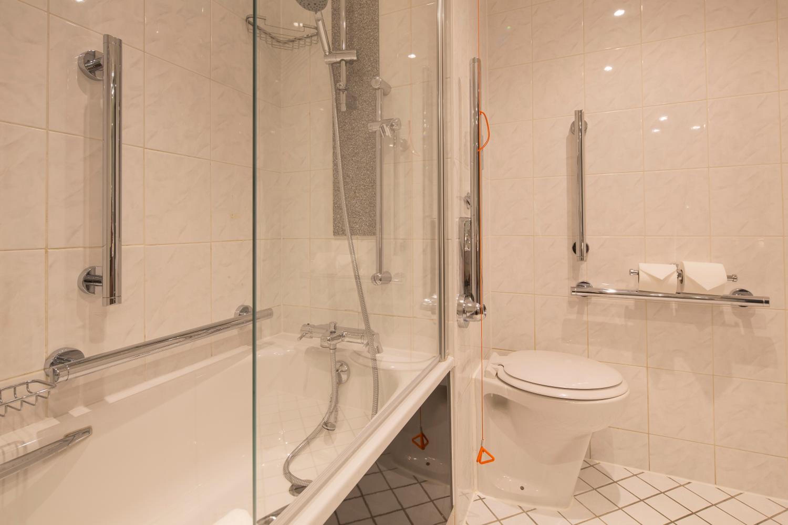 Standard Twin Room - Disability Access photo 3