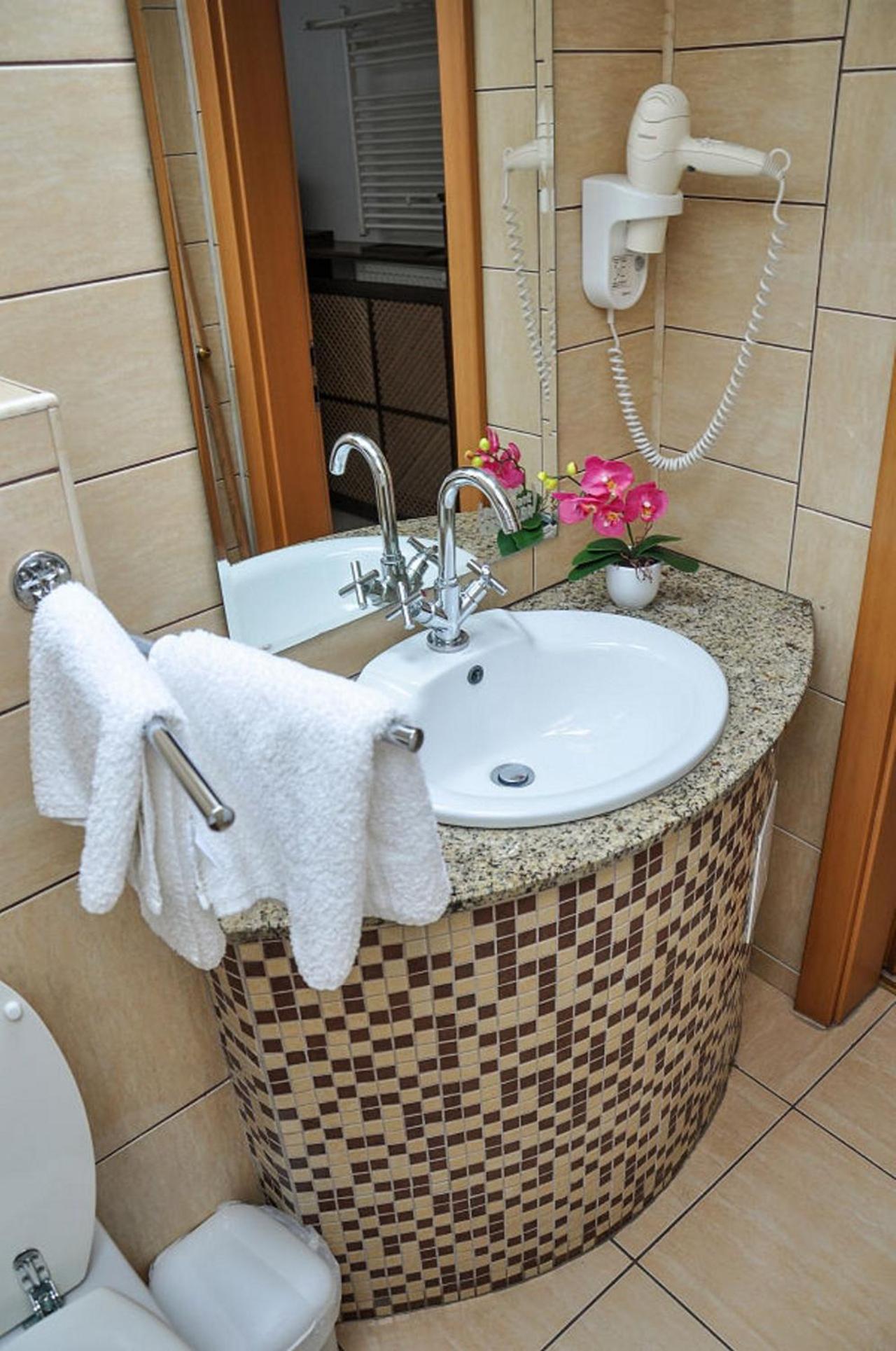 Double Room - Photo 6