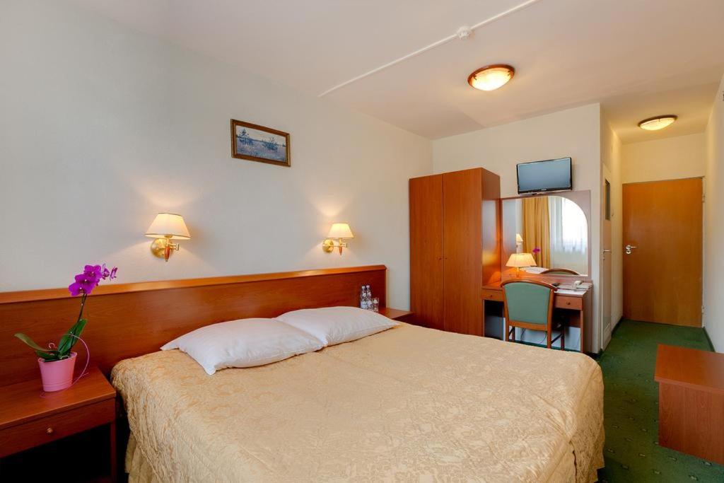 Double or Twin Room photo 3