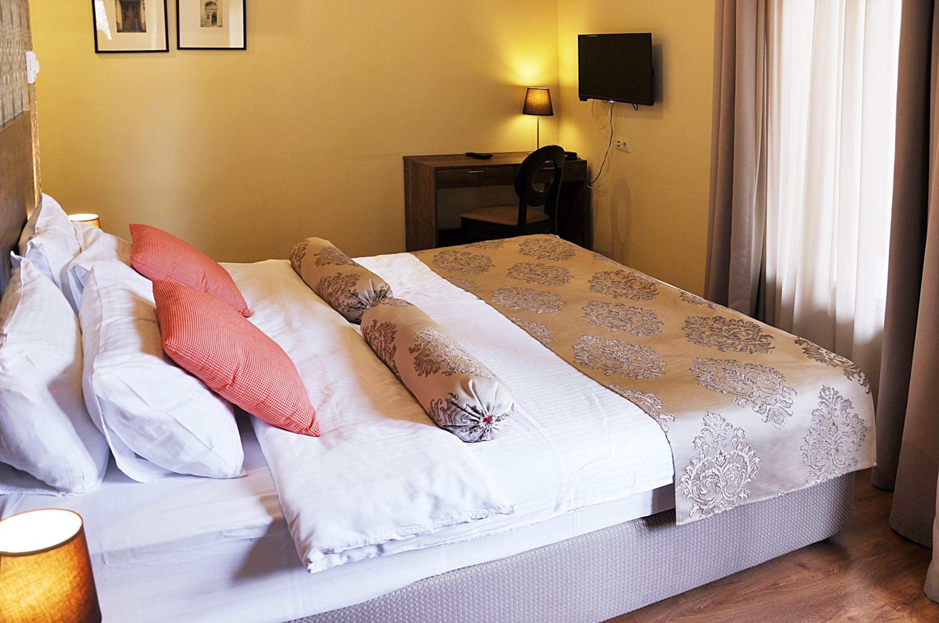 Standard Queen Room - Photo 26