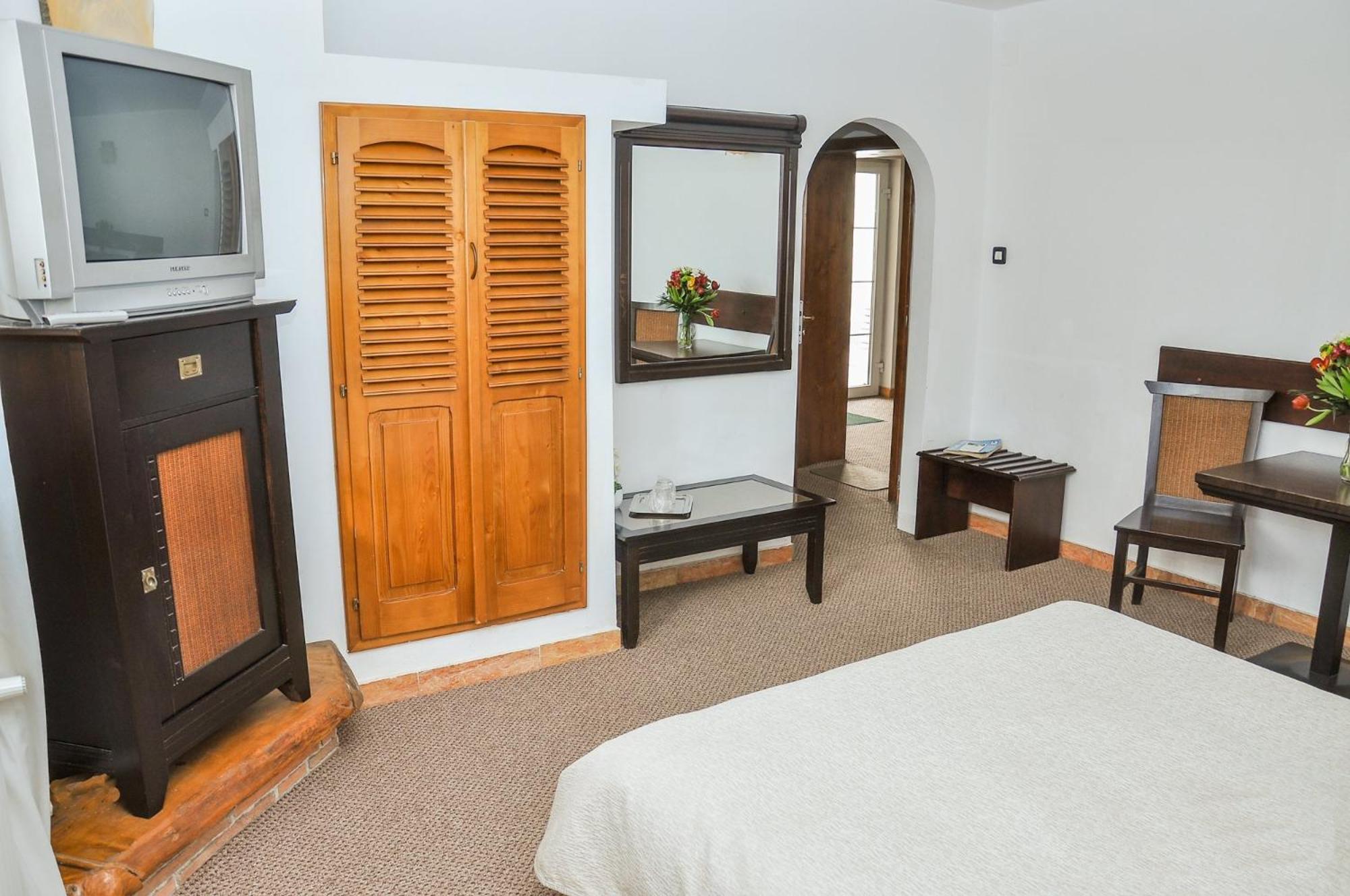 Double Room - Photo 5