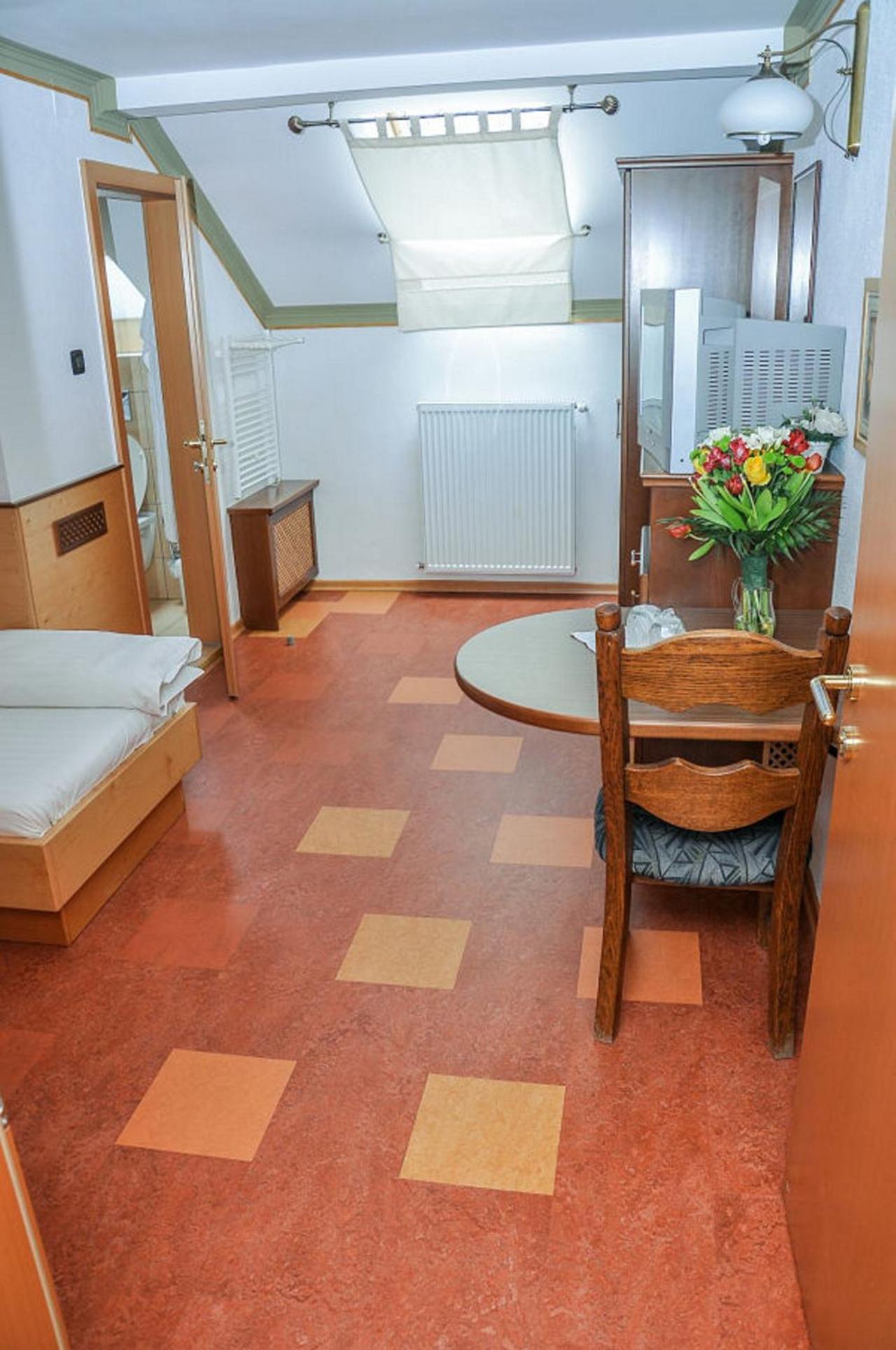 Twin Room - Photo 3