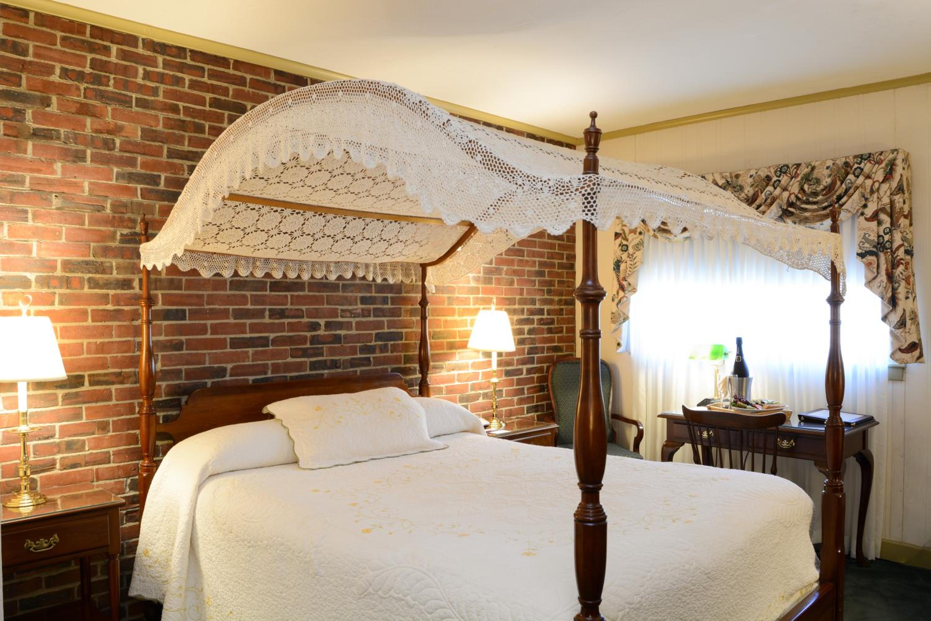 Queen Canopy Room [BI] - Photo 1