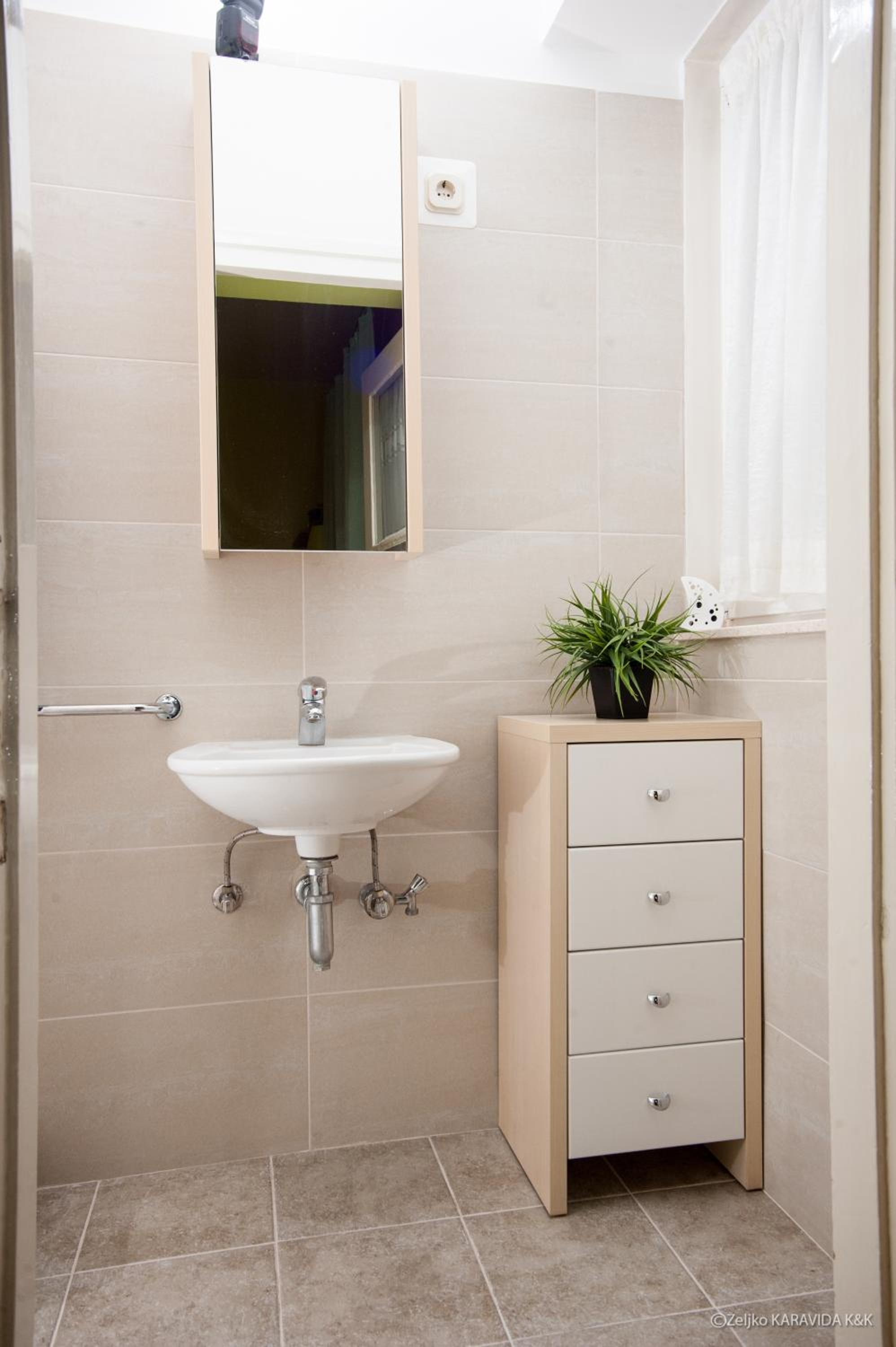 Double Room - Photo 8