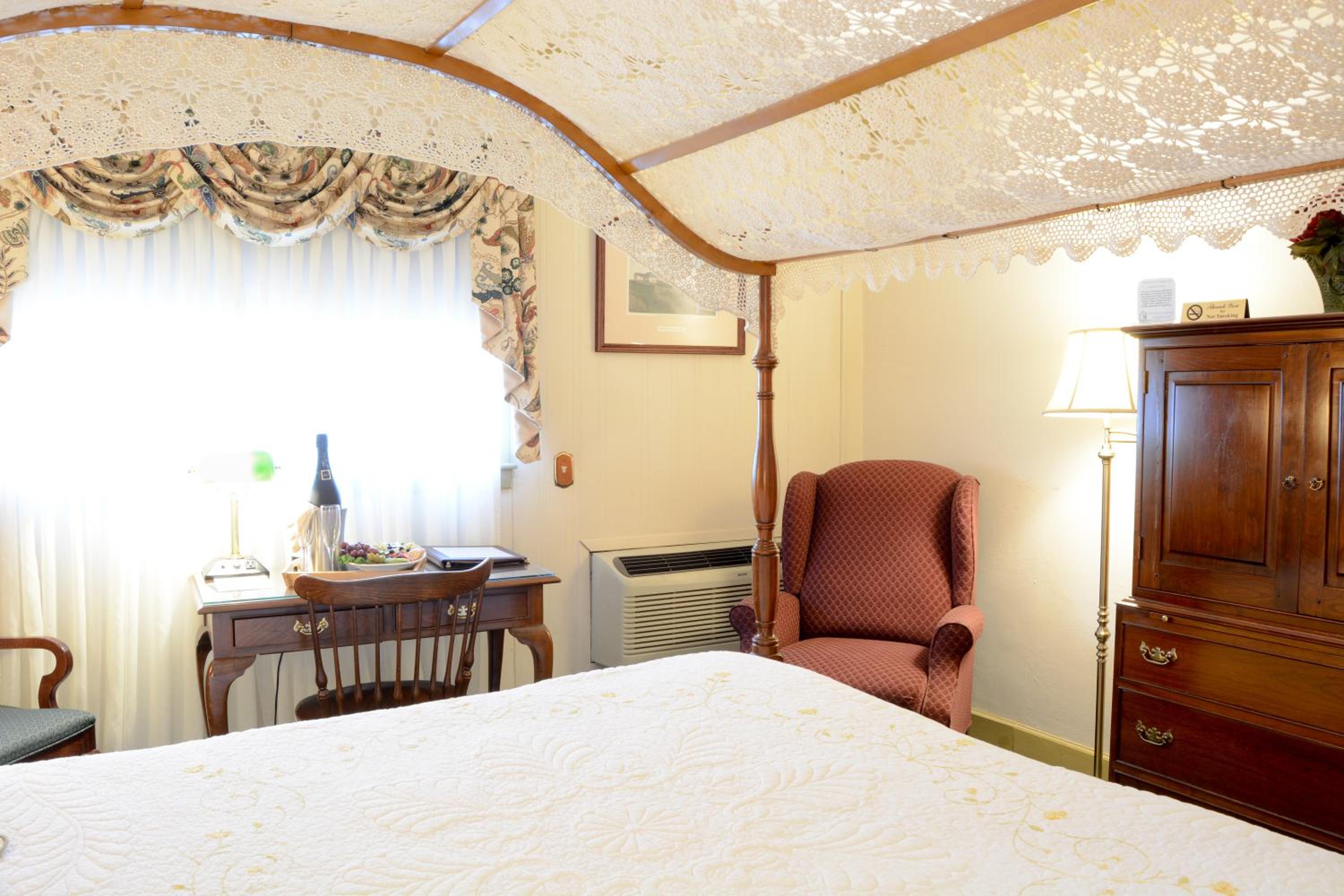 Queen Canopy Room [BI] - Photo 5