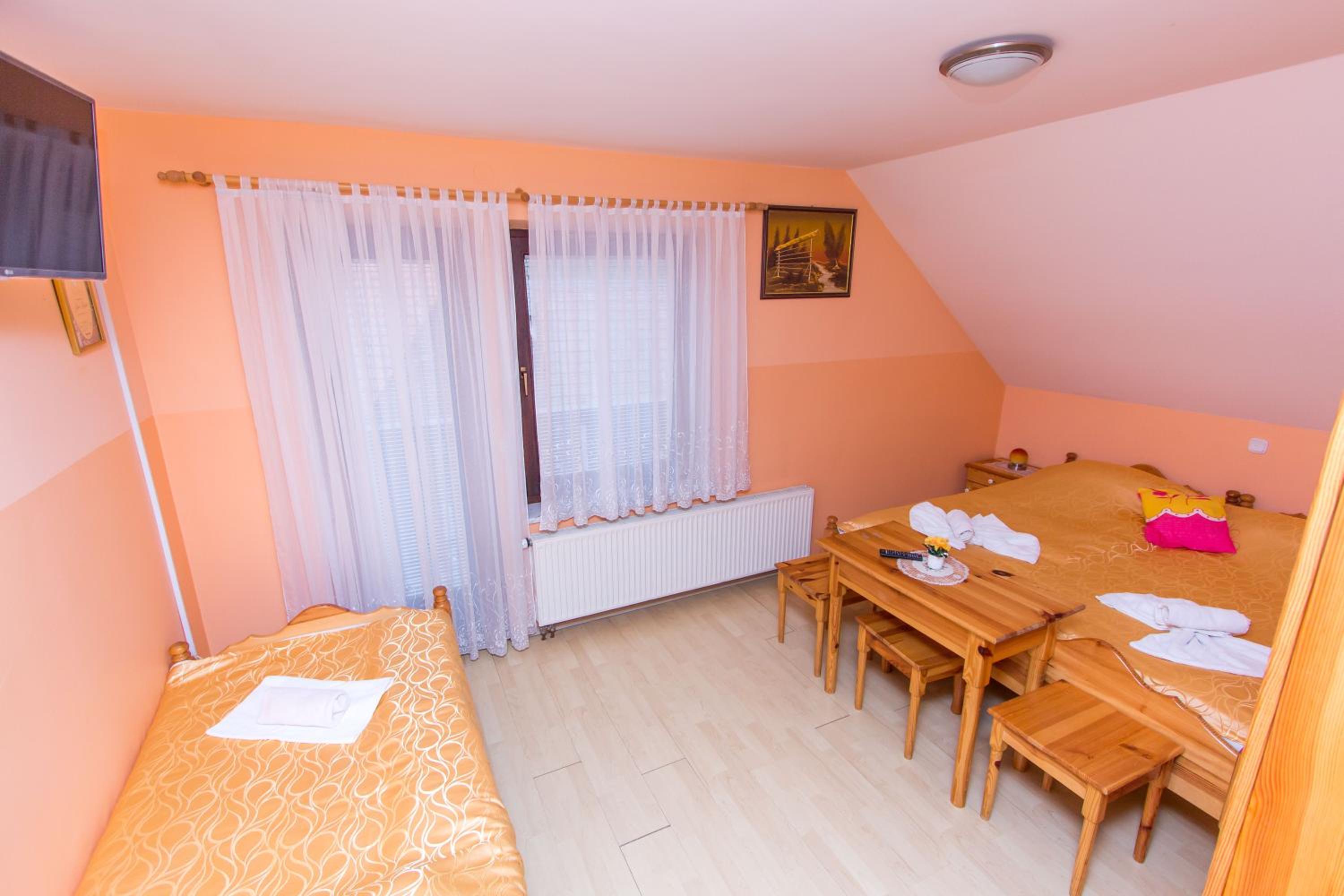 Basic Triple Room photo 3