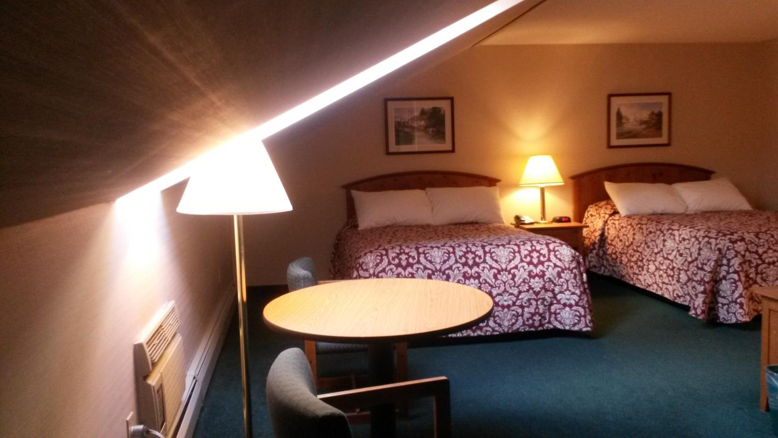 Skylight Inn Room with 2 Queen Beds- No Pets photo 2