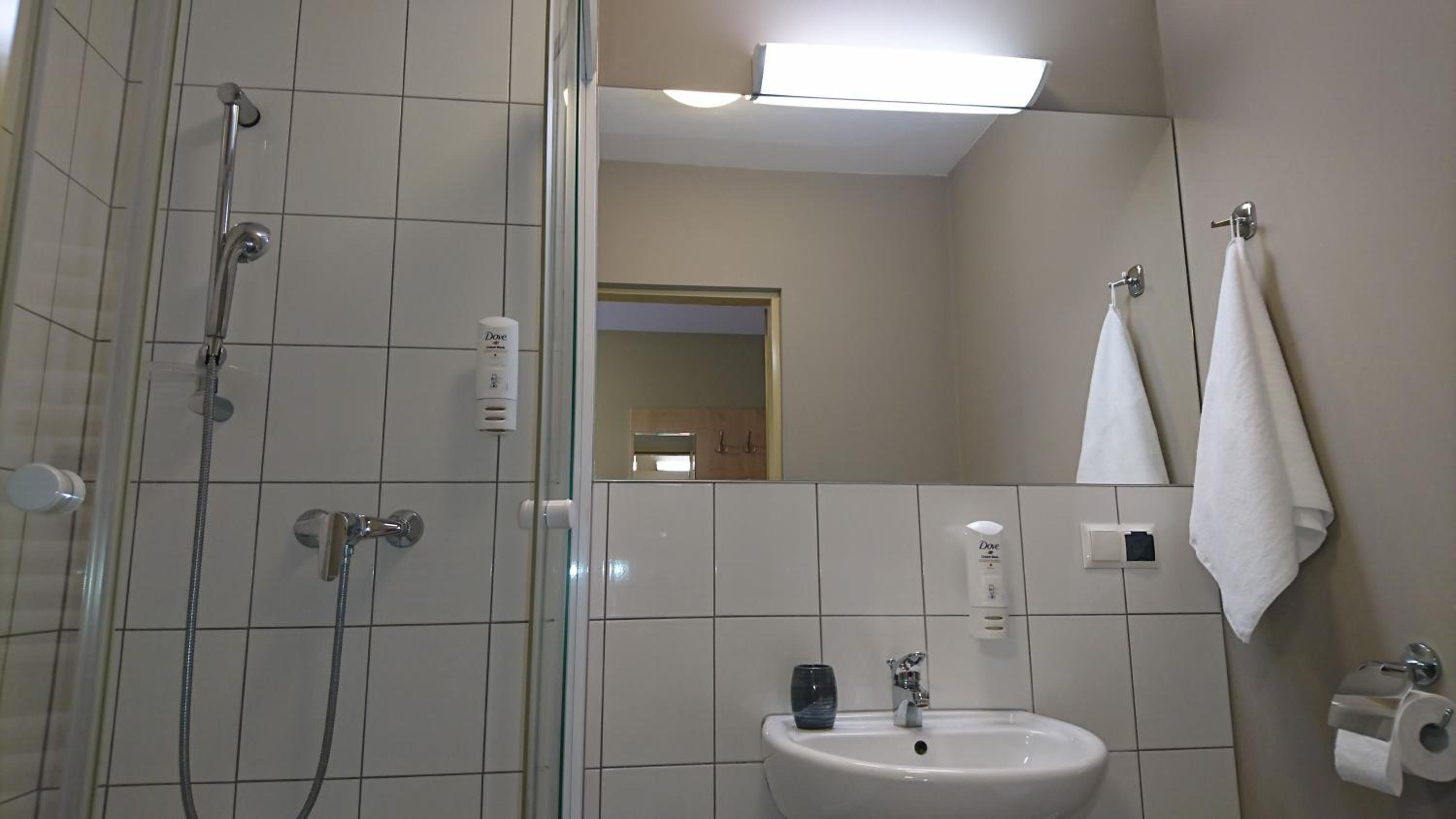 Standard Twin Room - Photo 4