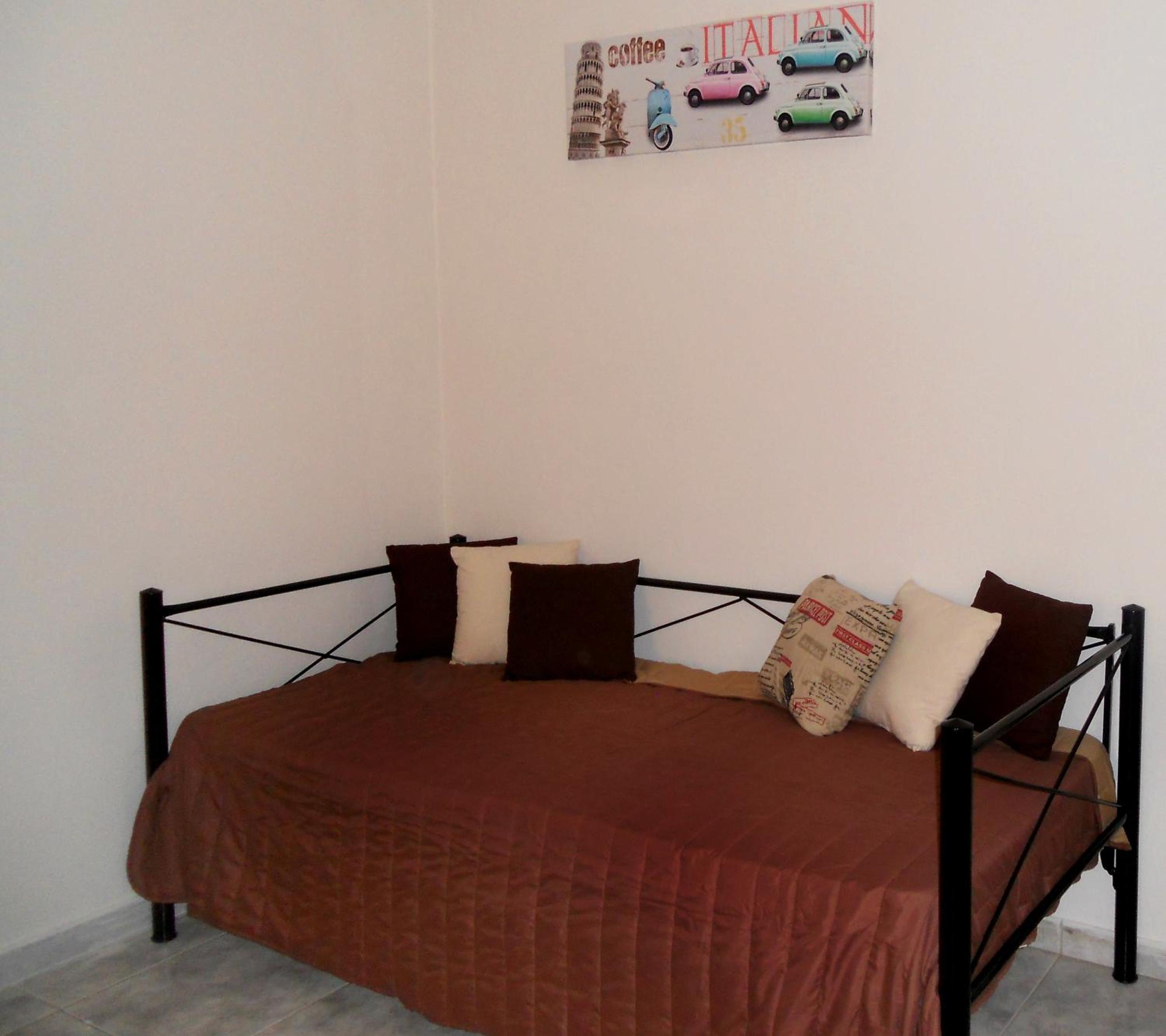 One-Bedroom Apartment photo 1