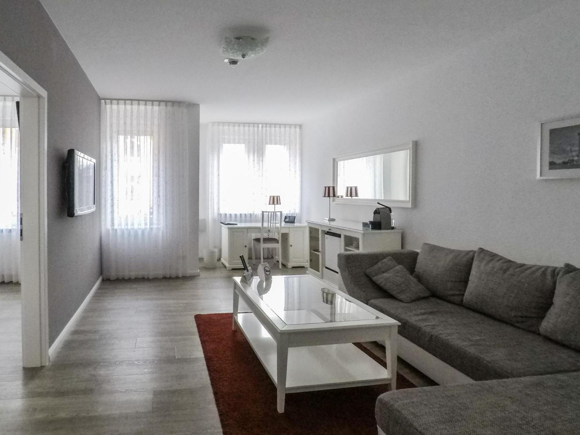 Suite - Photo 1