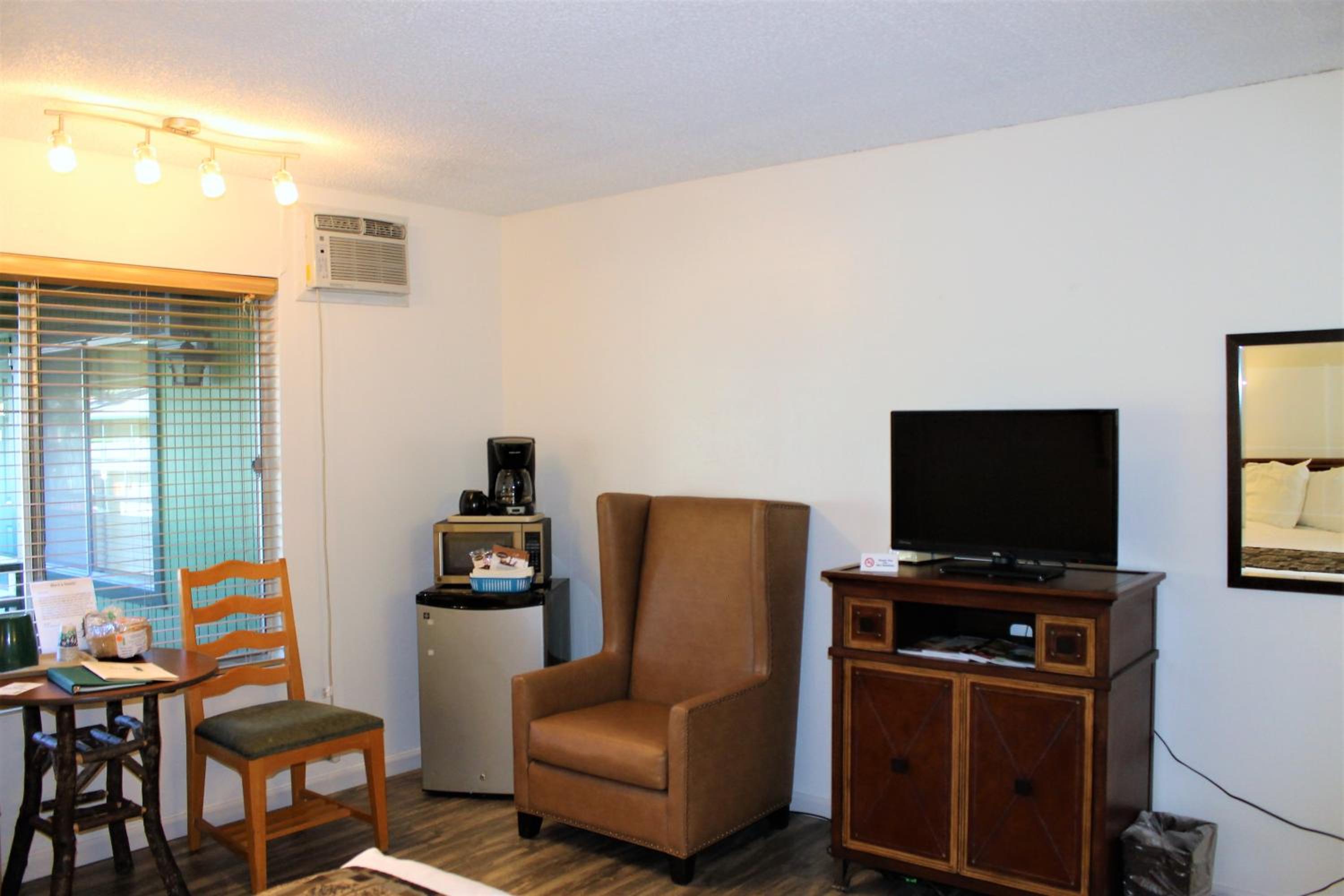 Deluxe King Room - Photo 4