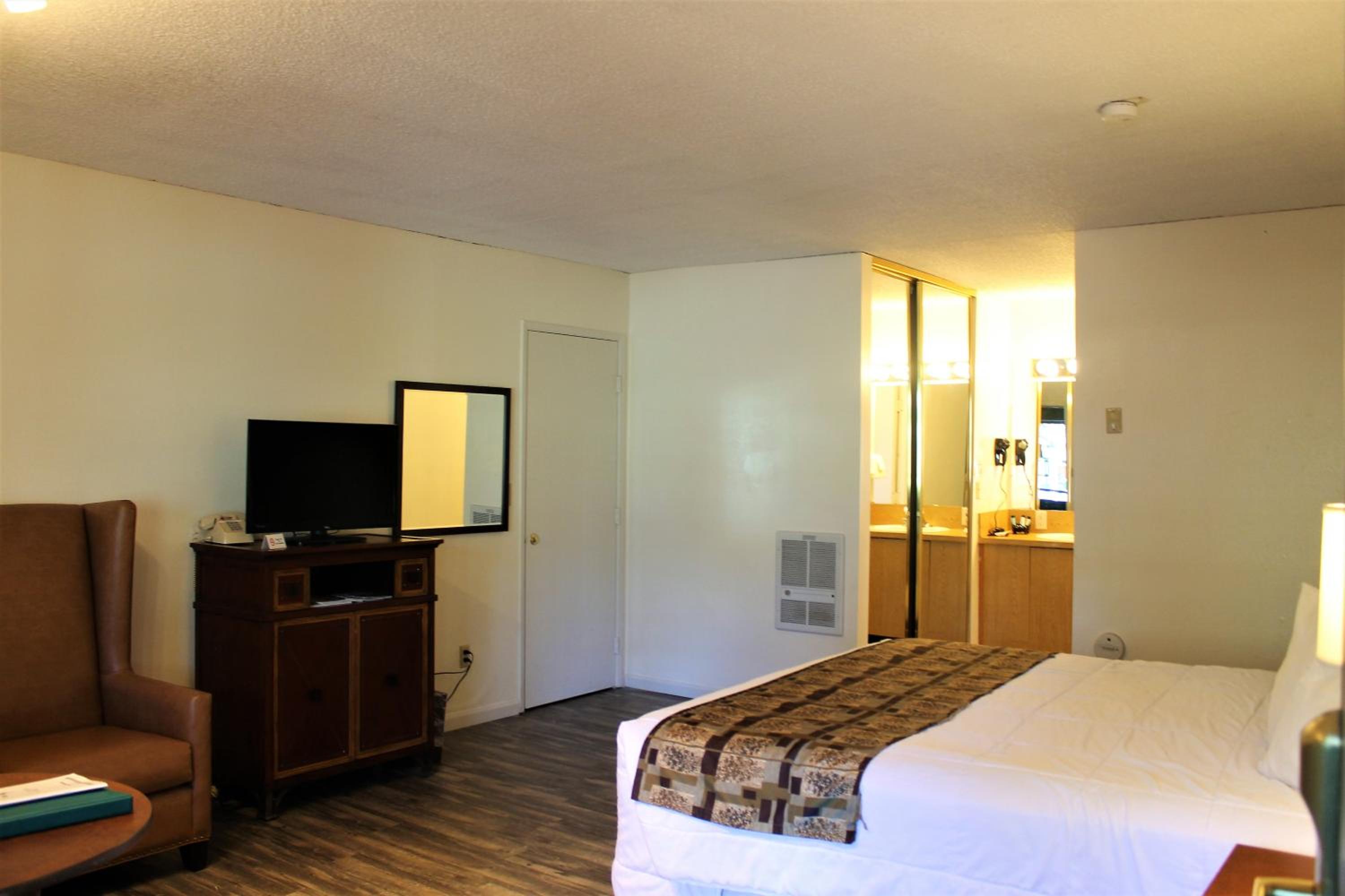 Deluxe King Room - Photo 5