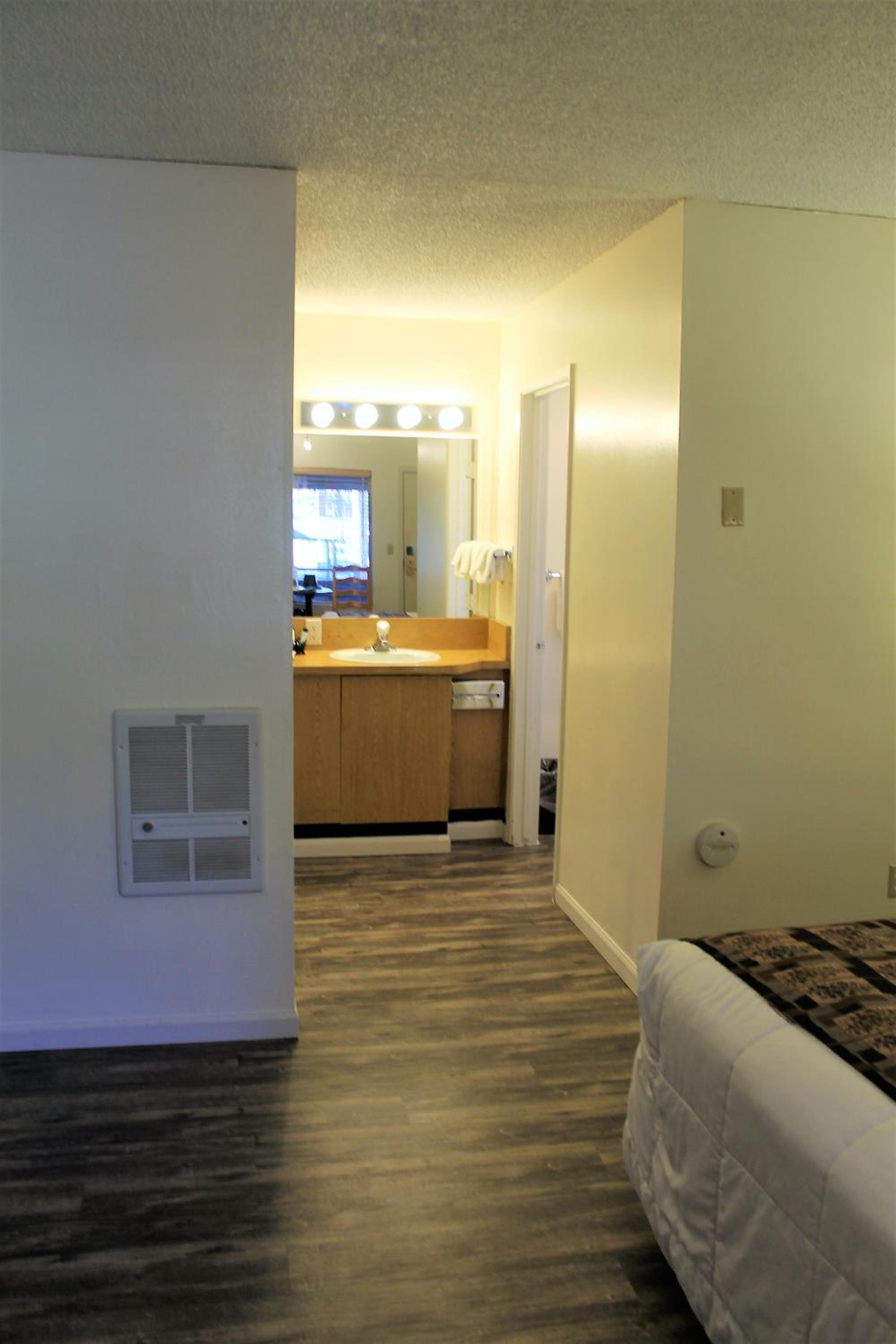 Deluxe King Room - Photo 7