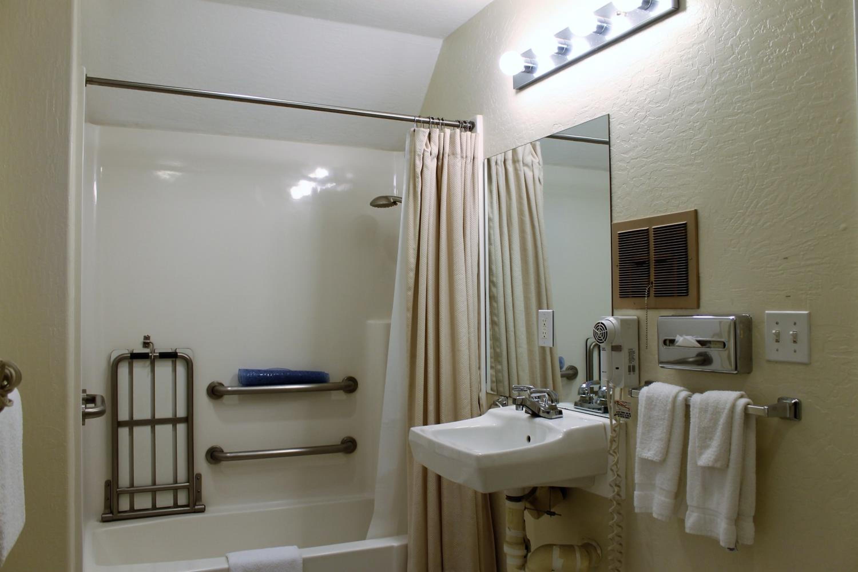 Standard King Room - Photo 7