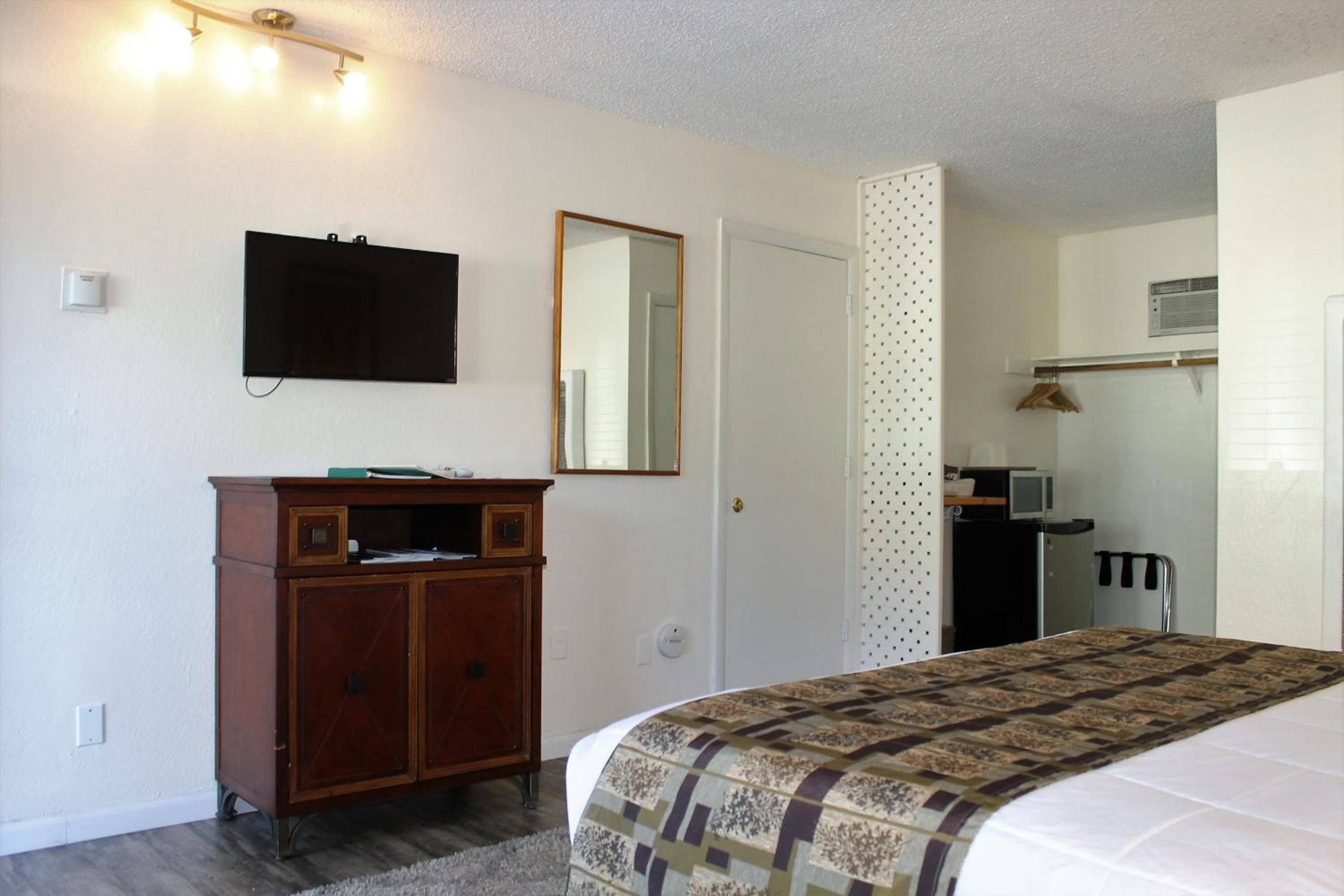 Standard King Room - Photo 9