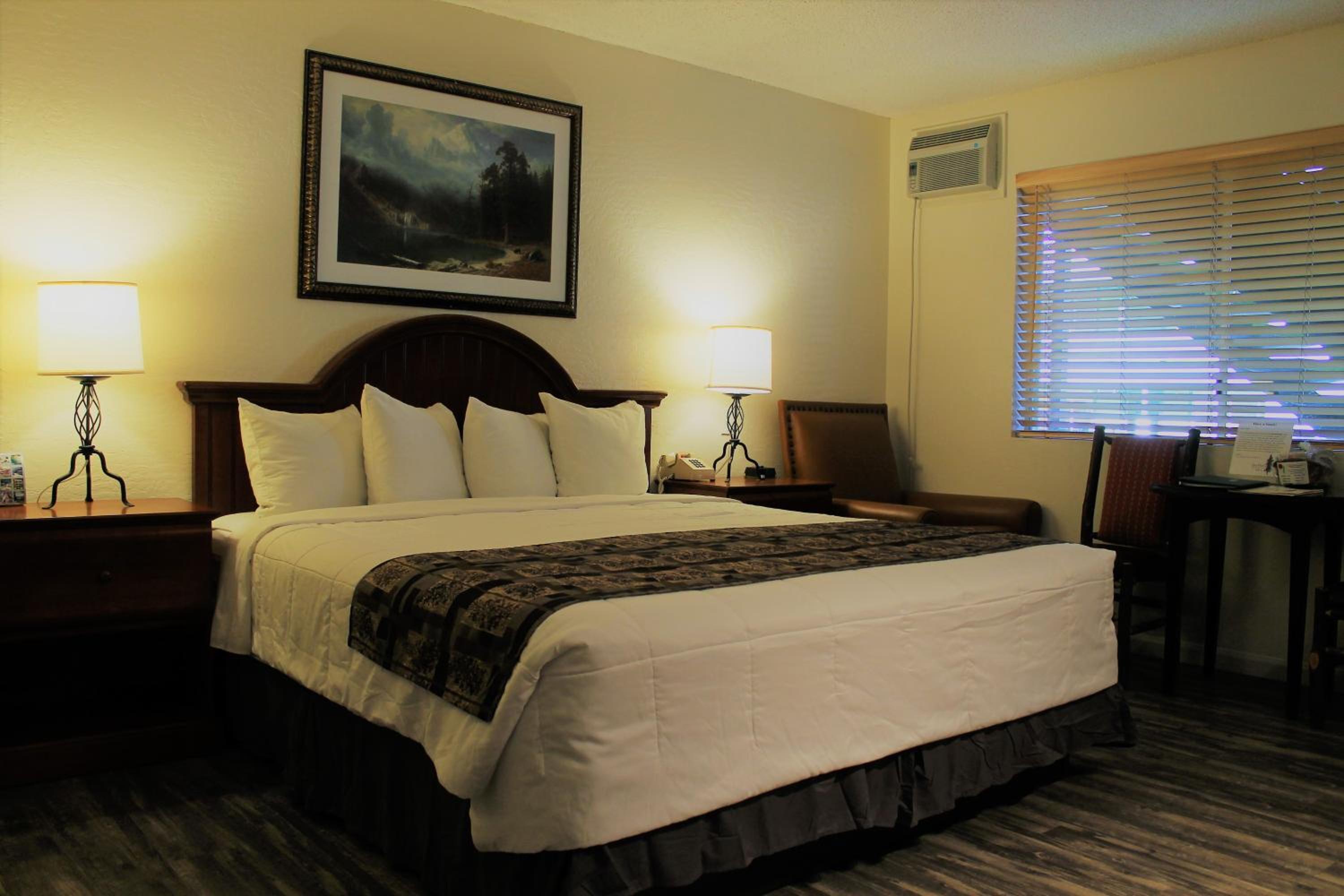 Standard King Room - Photo 10