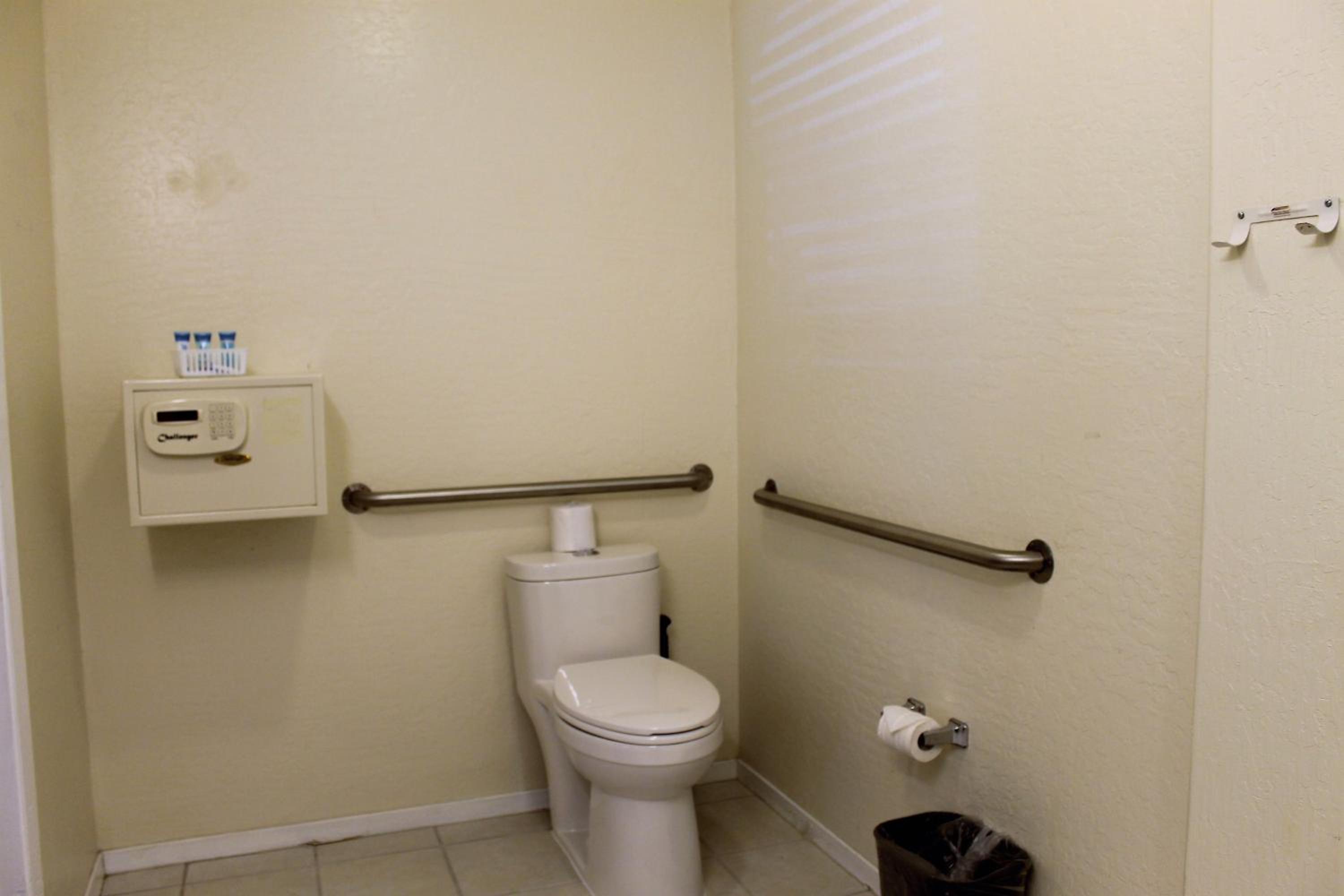 Standard King Room - Photo 11