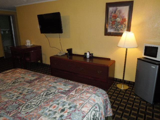 King Room with Spa Bath - Smoking photo 3