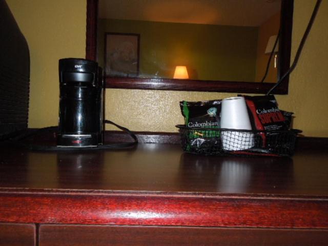 Queen Room - Non-Smoking photo 3