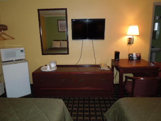 Queen Room With Two Queen Beds - Non-Smoking photo 3