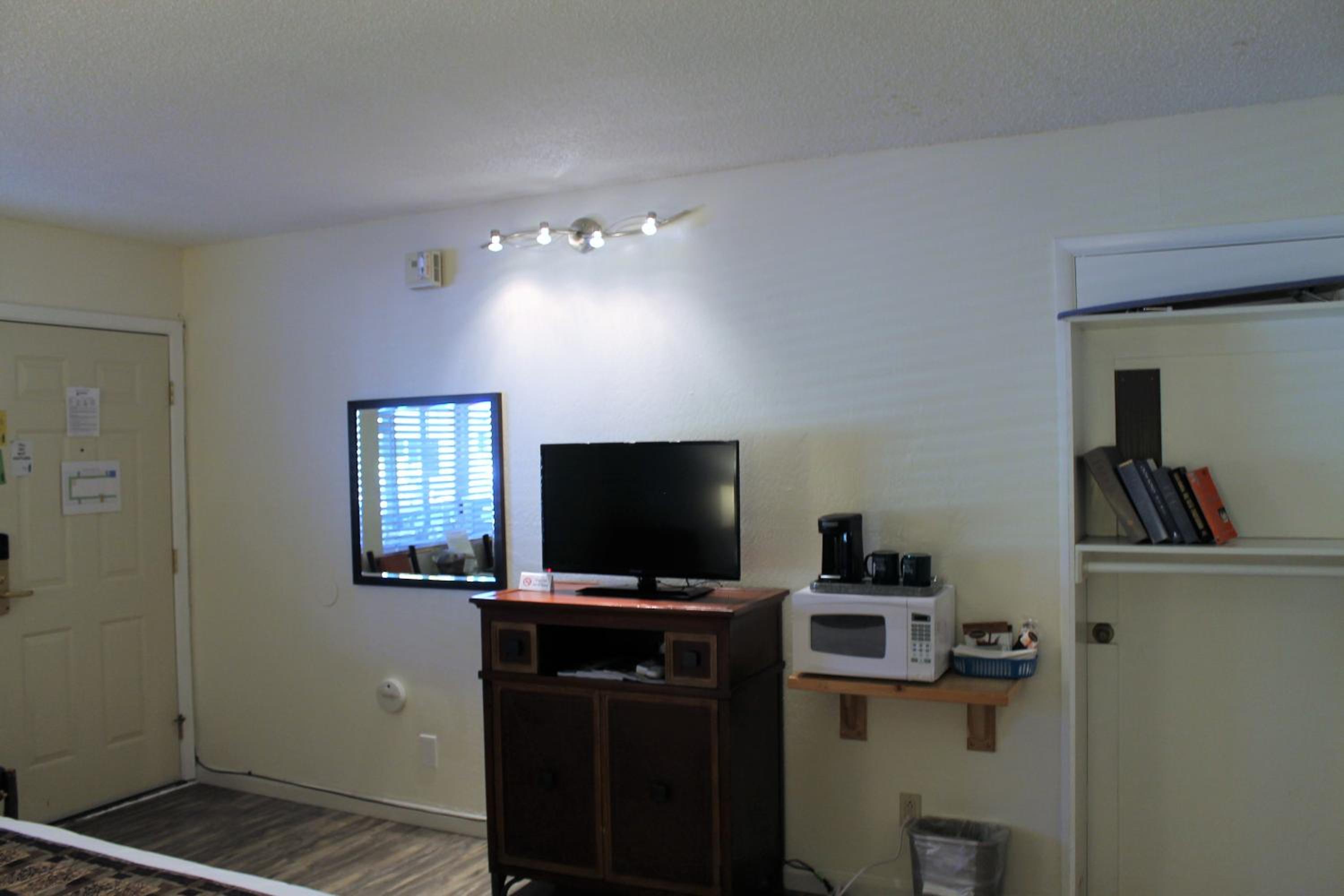Standard King Room - Photo 14
