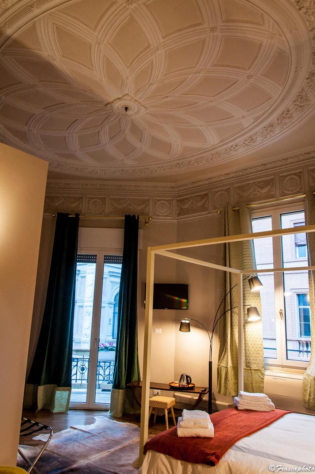 Deluxe Double Room with Balcony - Photo 9