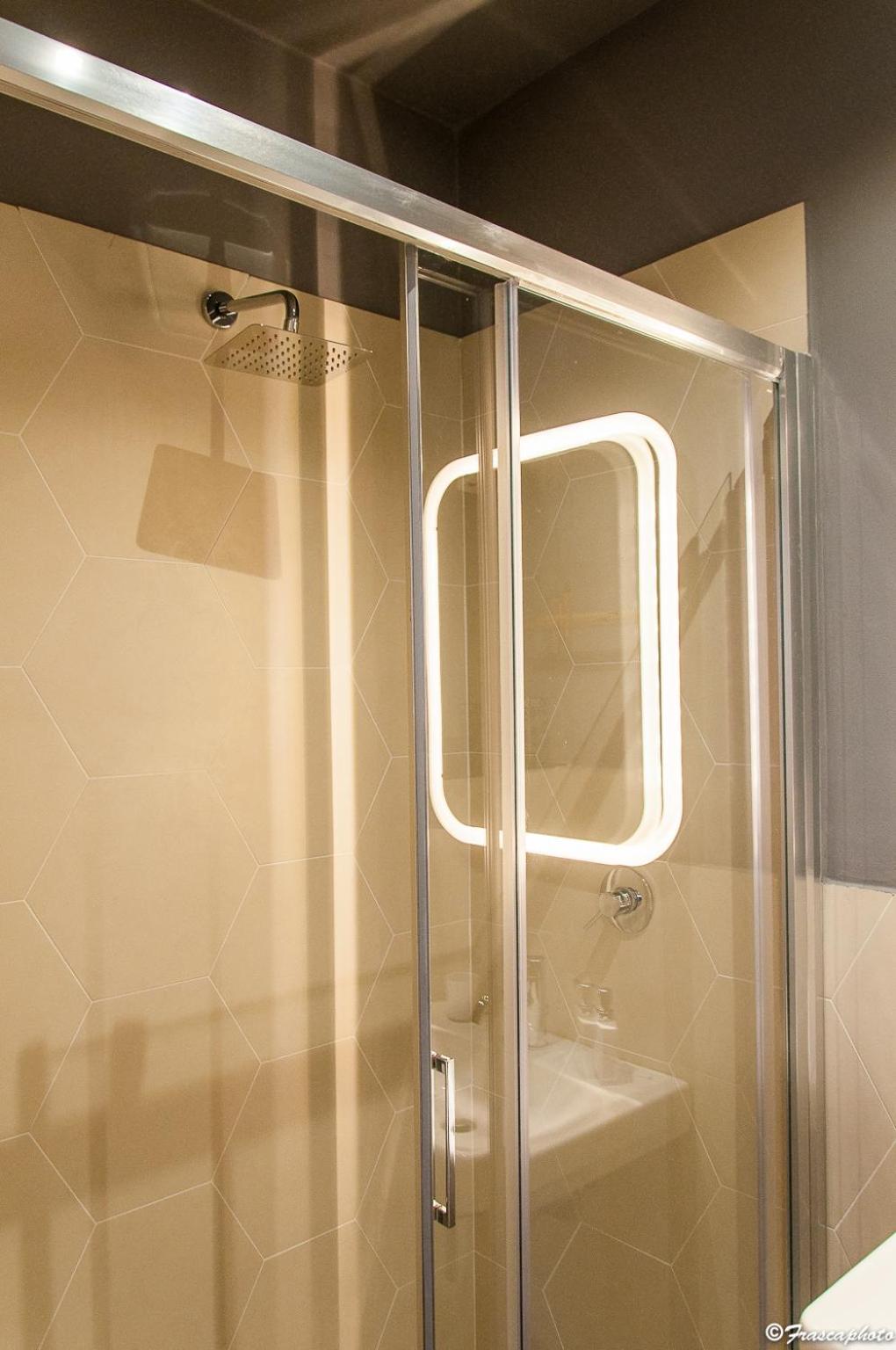 Deluxe Double Room with Balcony - Photo 8