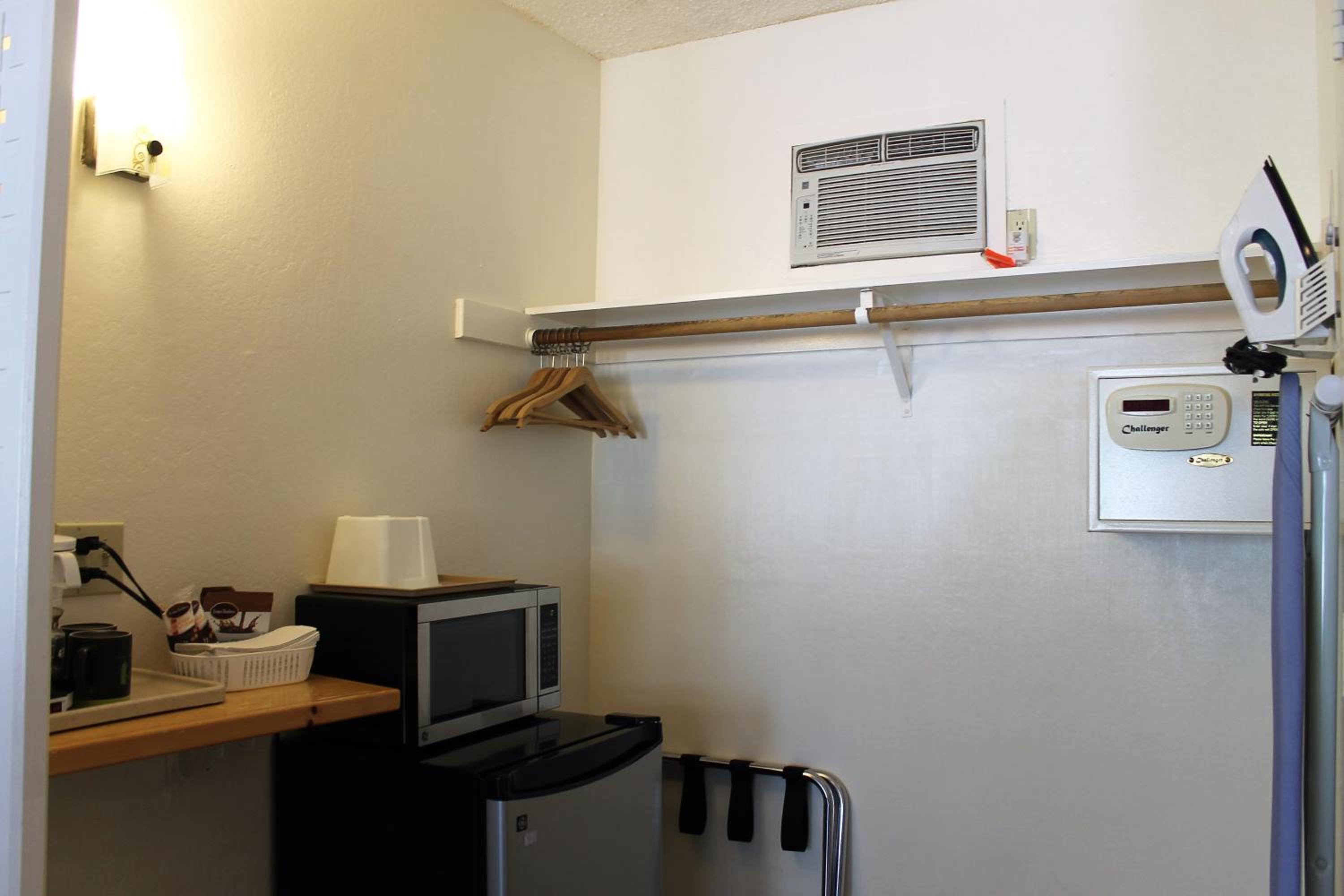 Standard King Room - Photo 15