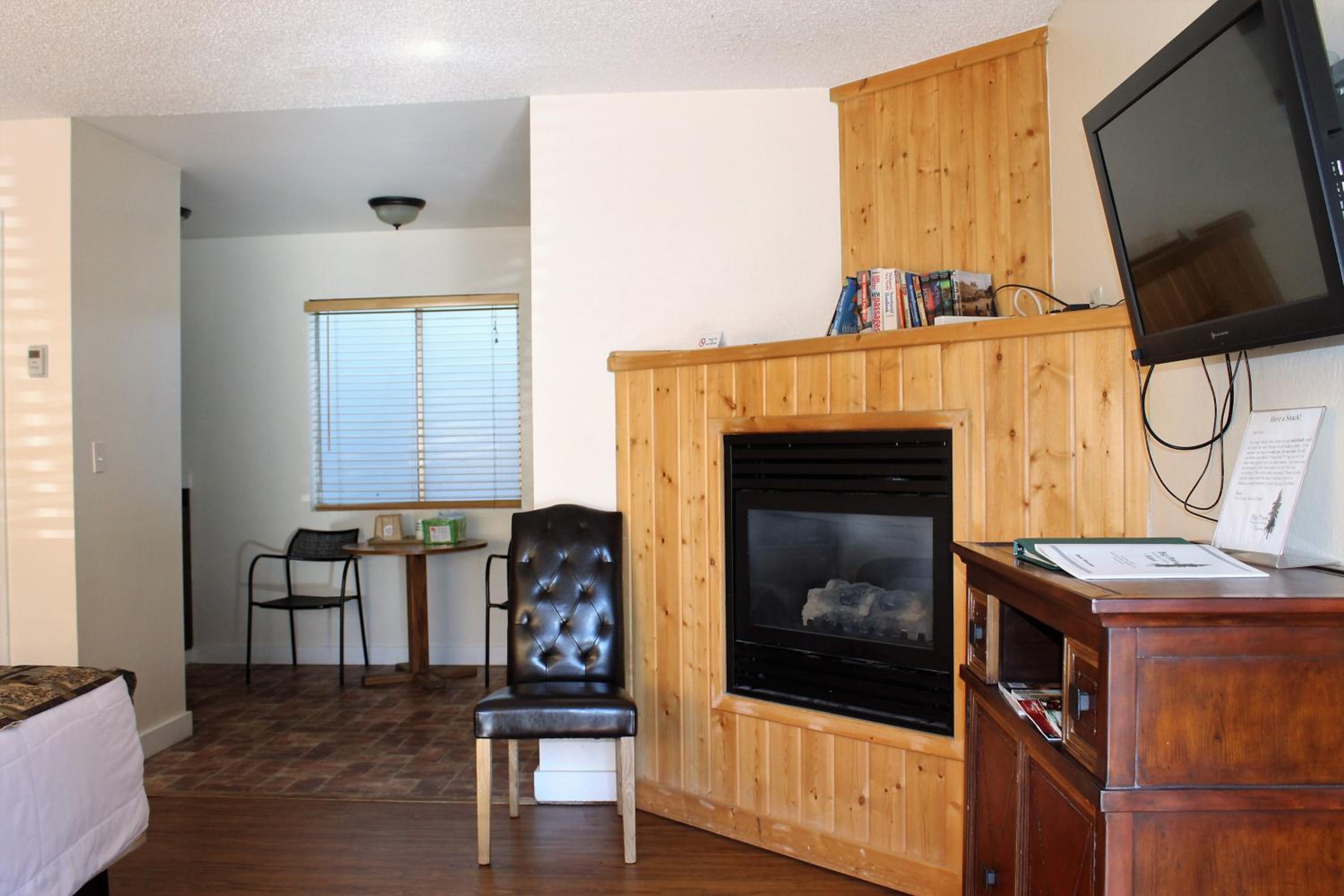 King Room with Kitchenette - Photo 11