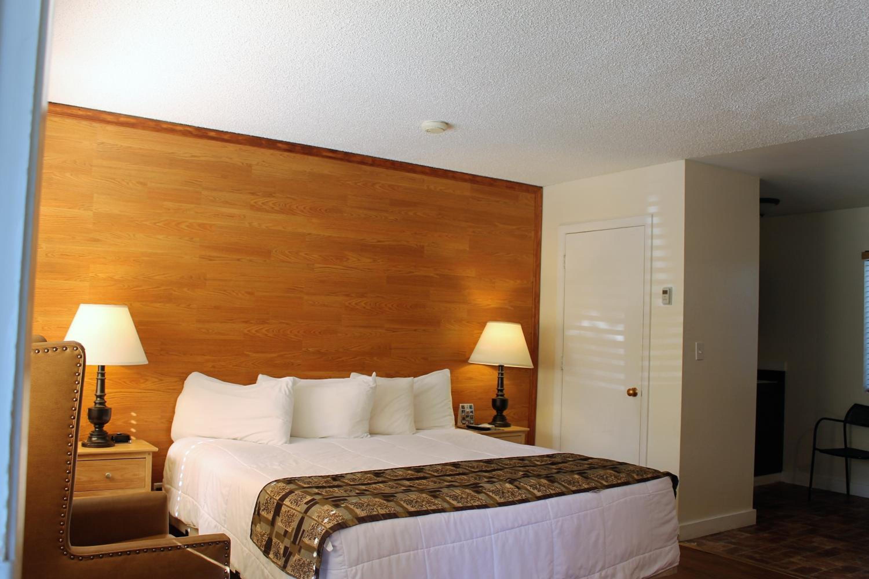 King Room with Kitchenette - Photo 12