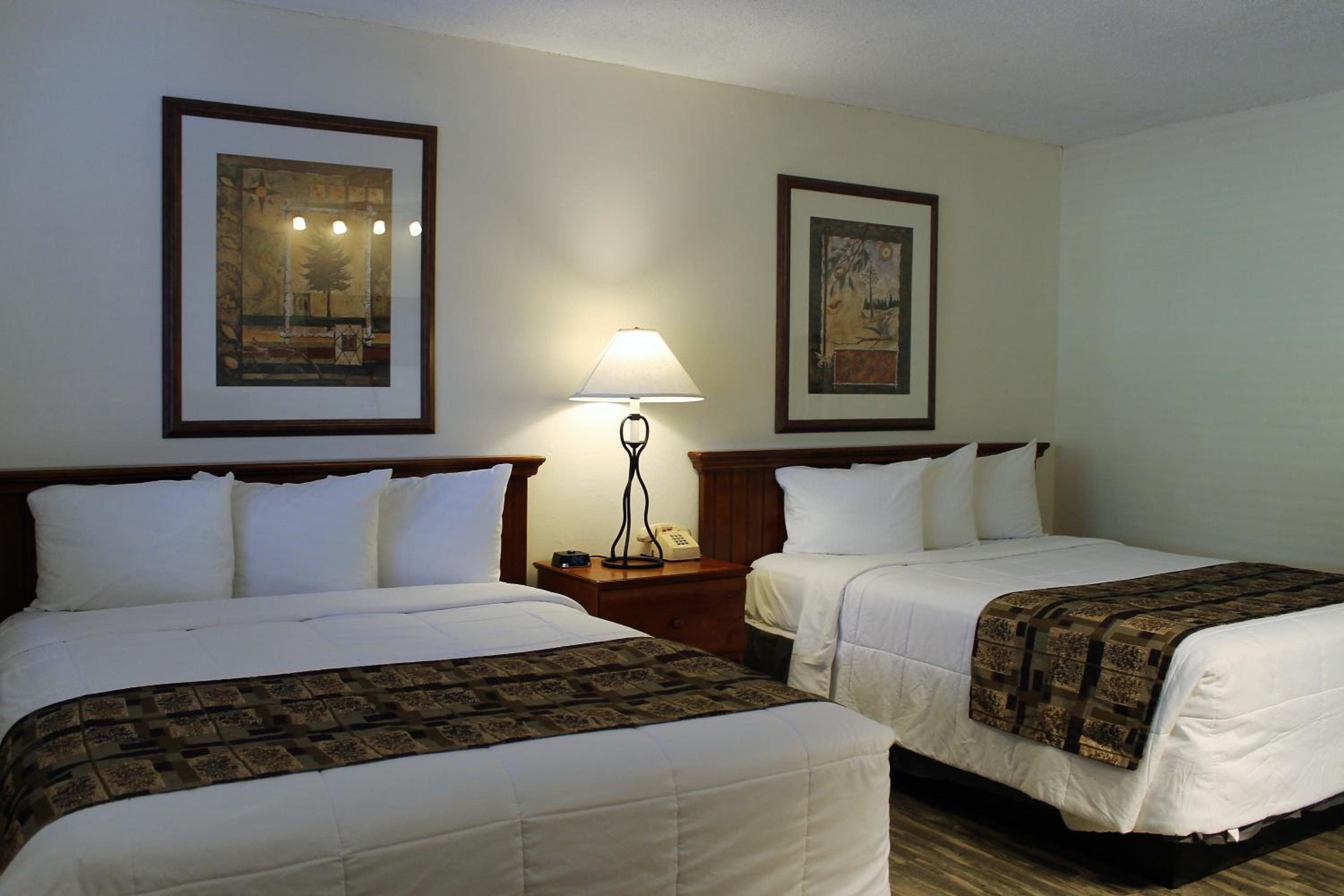 Queen Room with Two Queen Beds - Photo 7