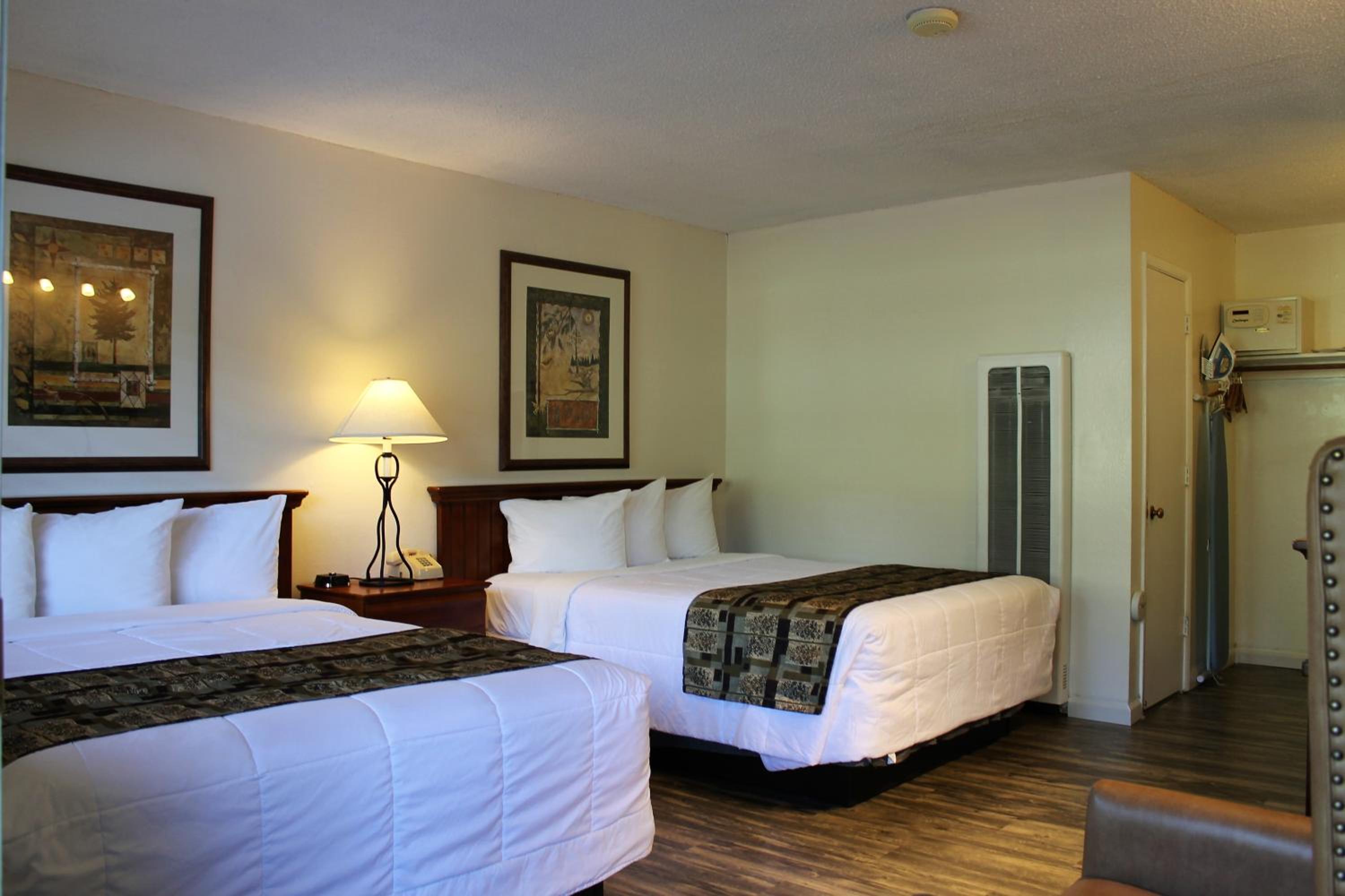 Queen Room with Two Queen Beds - Photo 6
