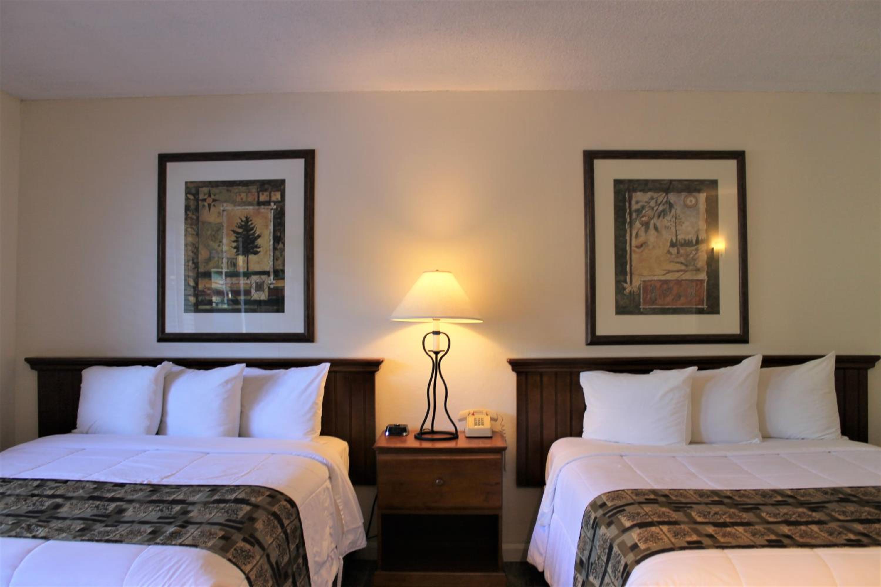 Queen Room with Two Queen Beds - Photo 5