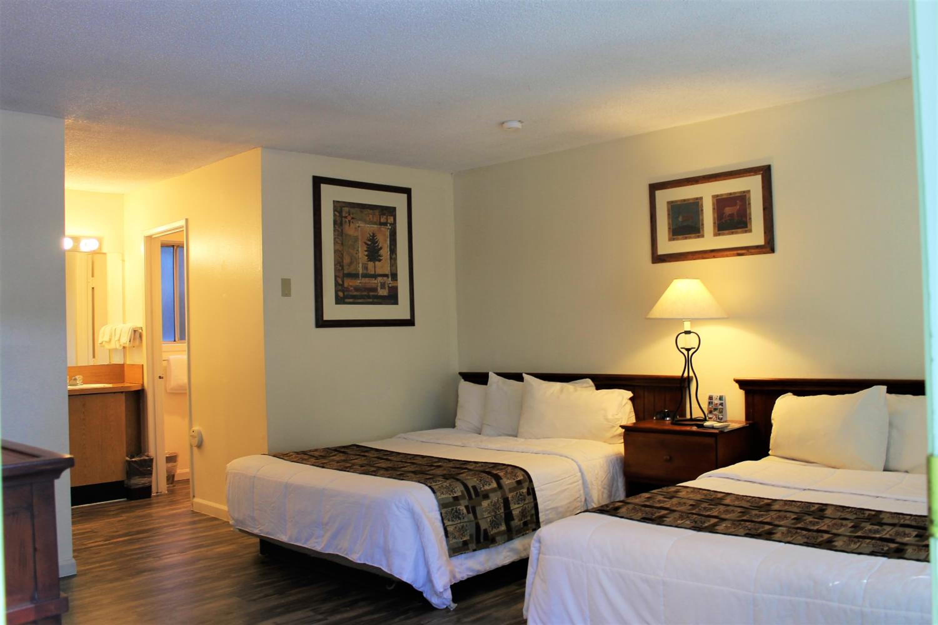 Queen Room with Two Queen Beds - Photo 2
