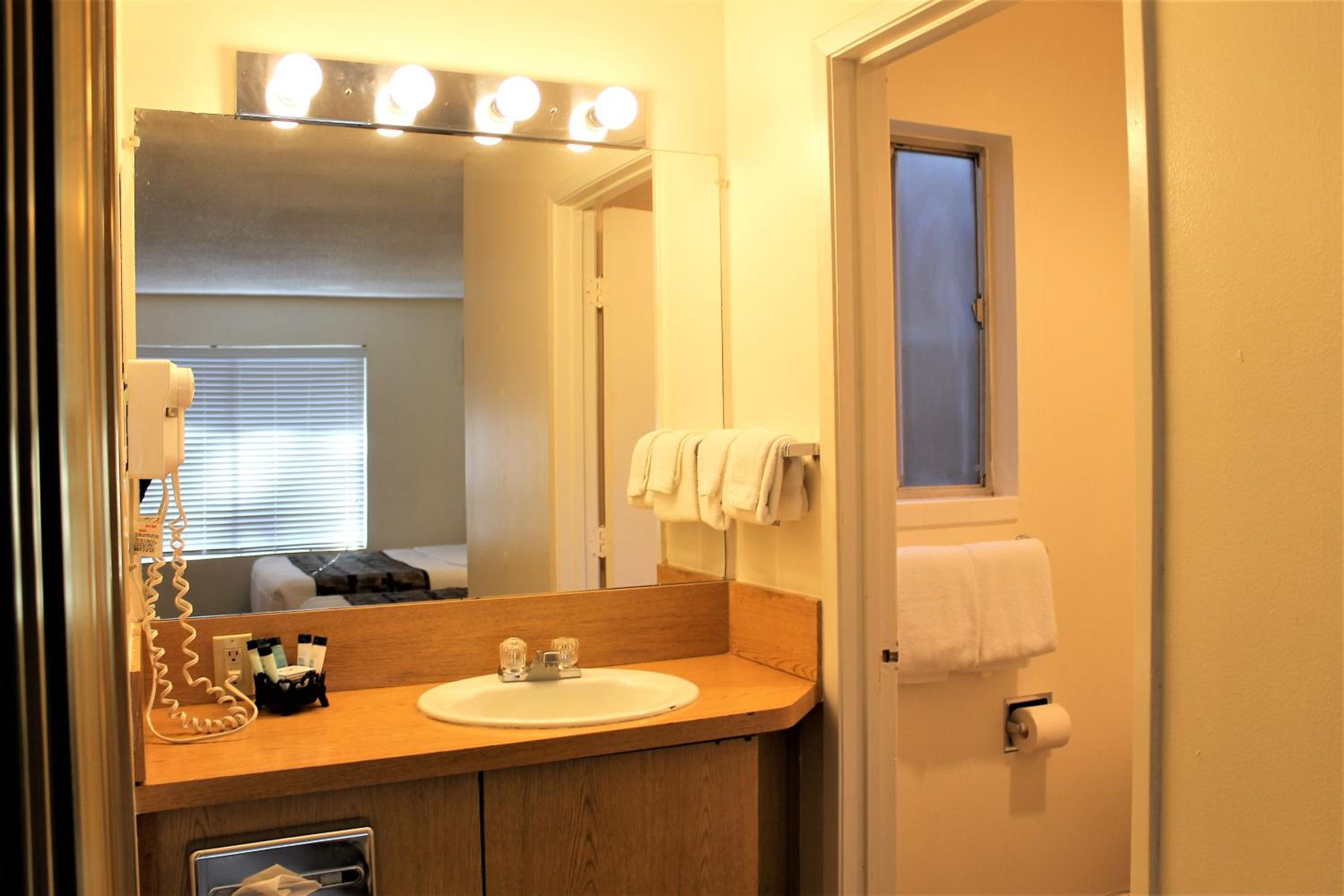 Queen Room with Two Queen Beds - Photo 11