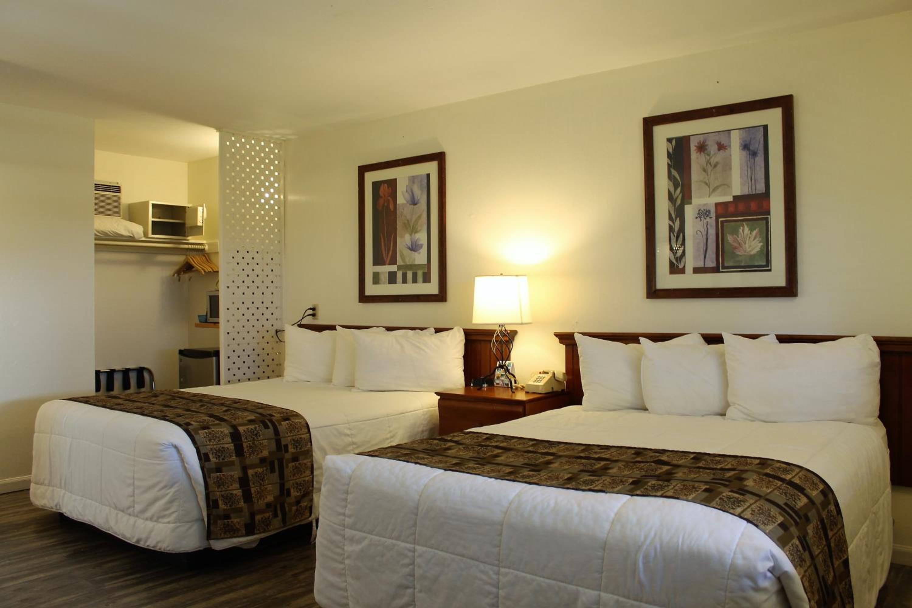 Queen Room with Two Queen Beds - Photo 10