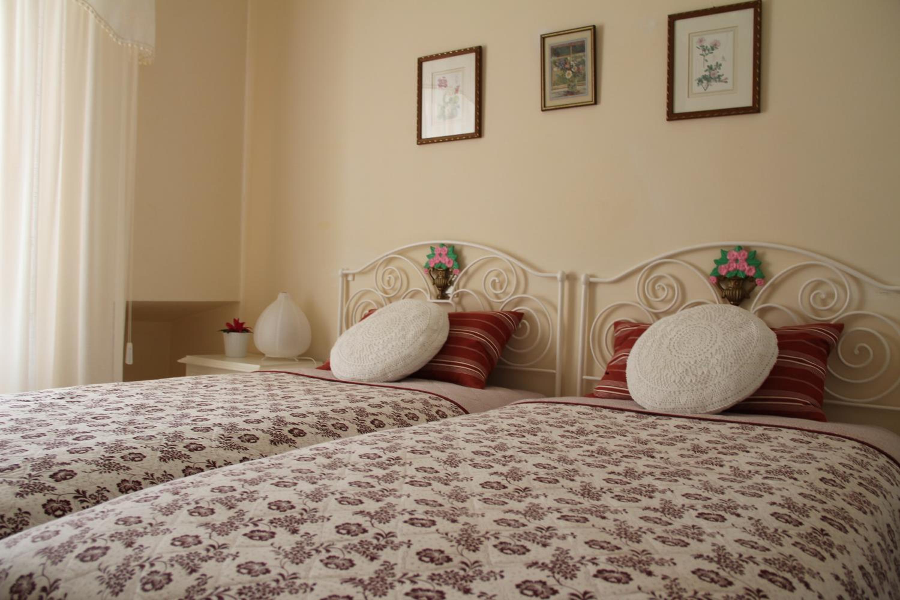 Twin Room - Photo 2