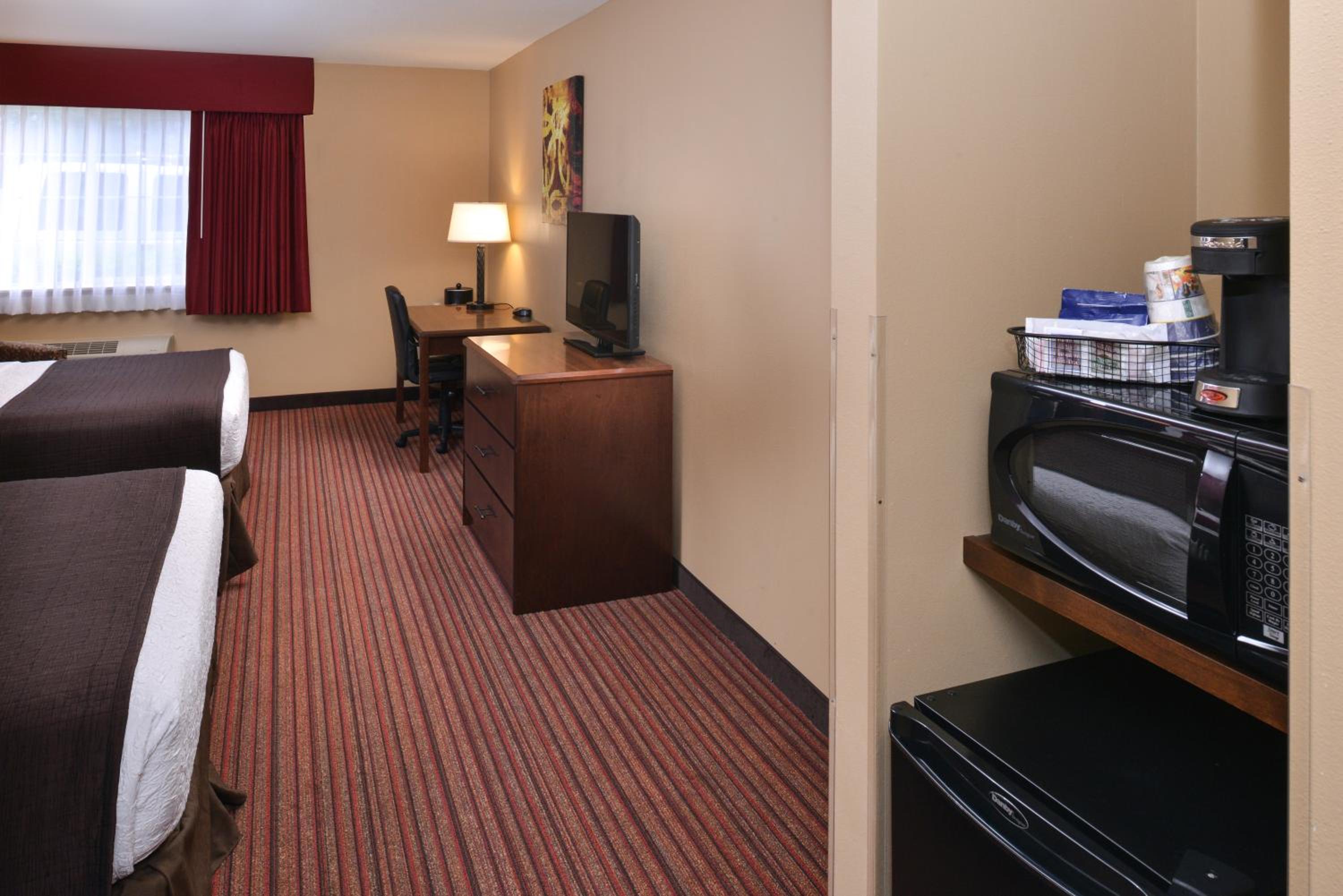 Queen Suite with Sofa Bed - Photo 4
