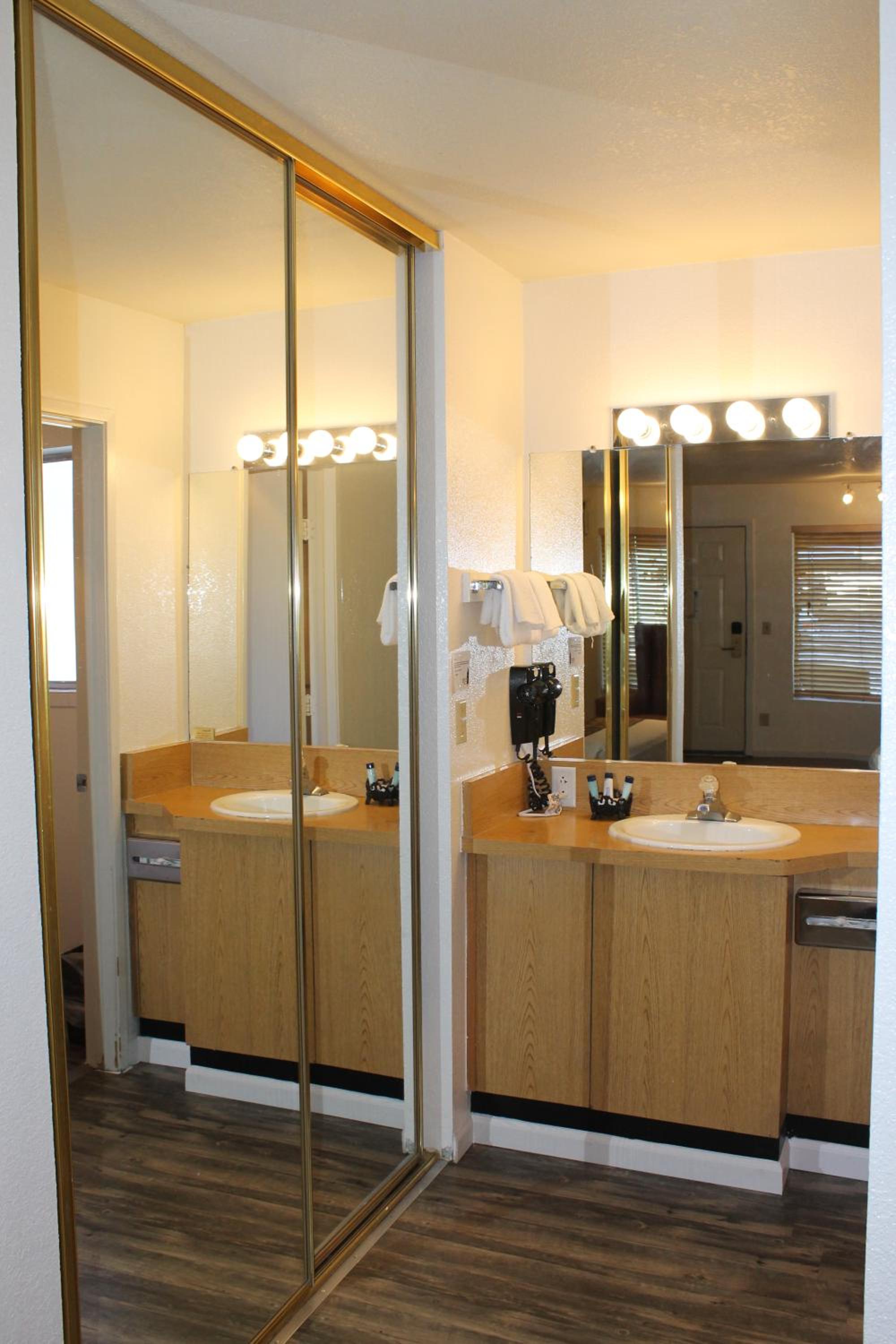 Deluxe King Room - Photo 9