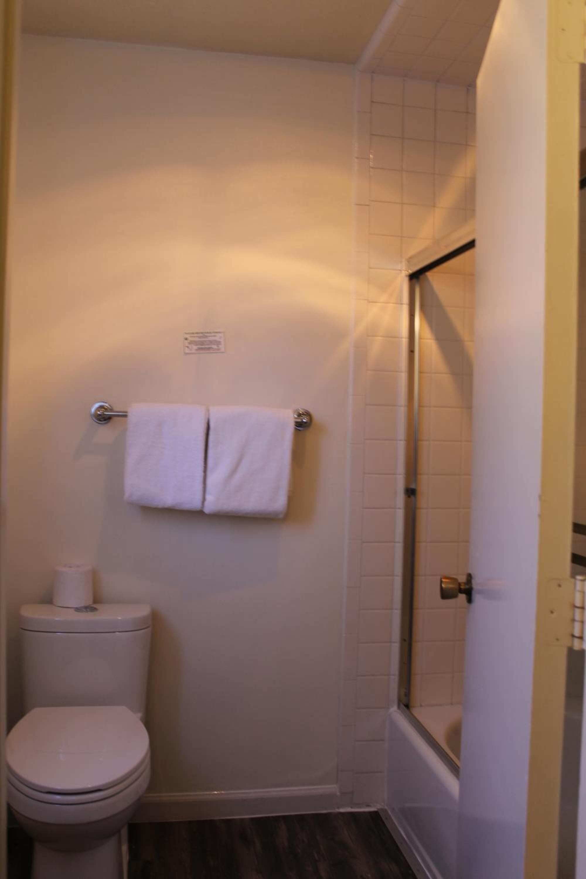 Deluxe King Room - Photo 10