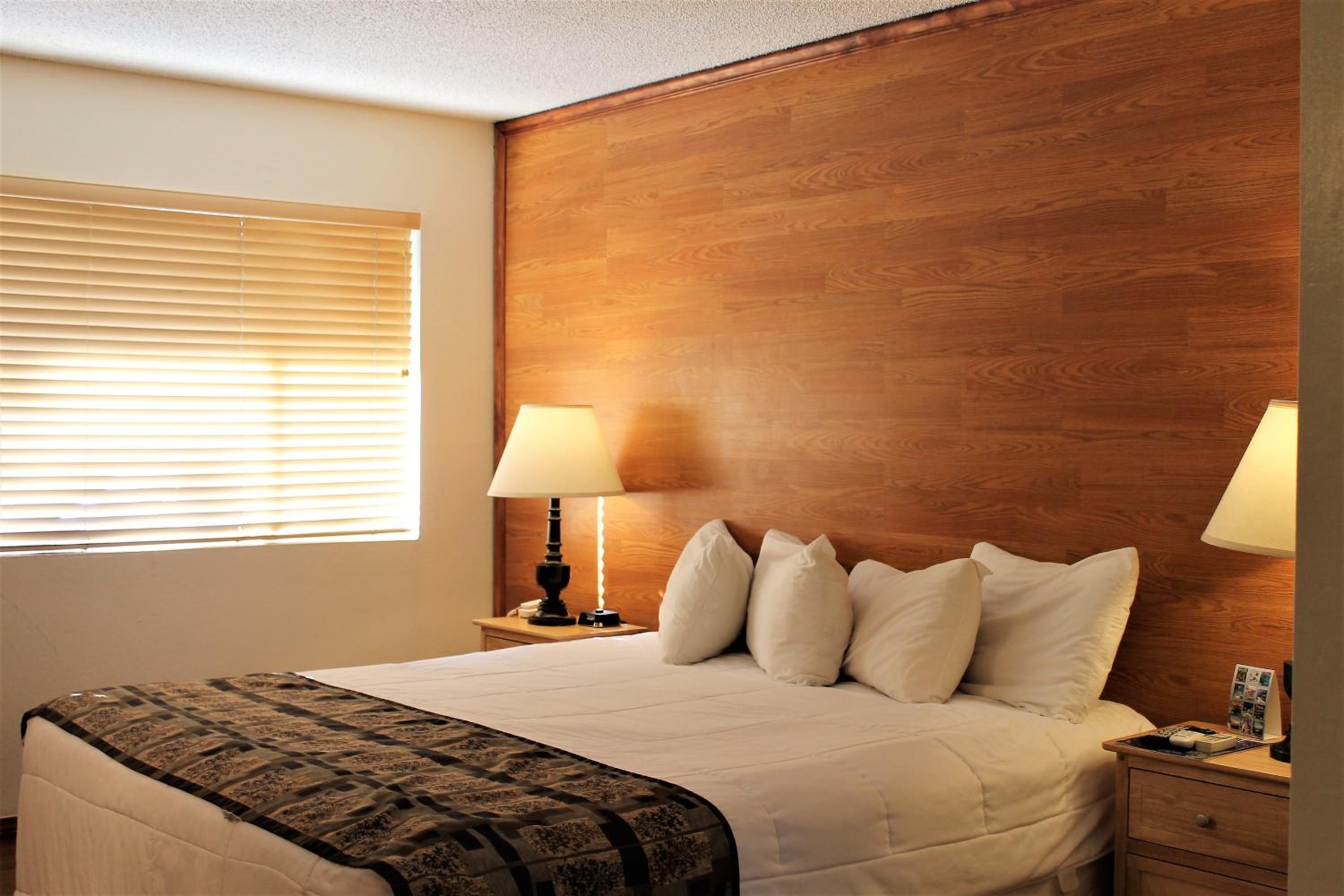King Room with Kitchenette - Photo 4